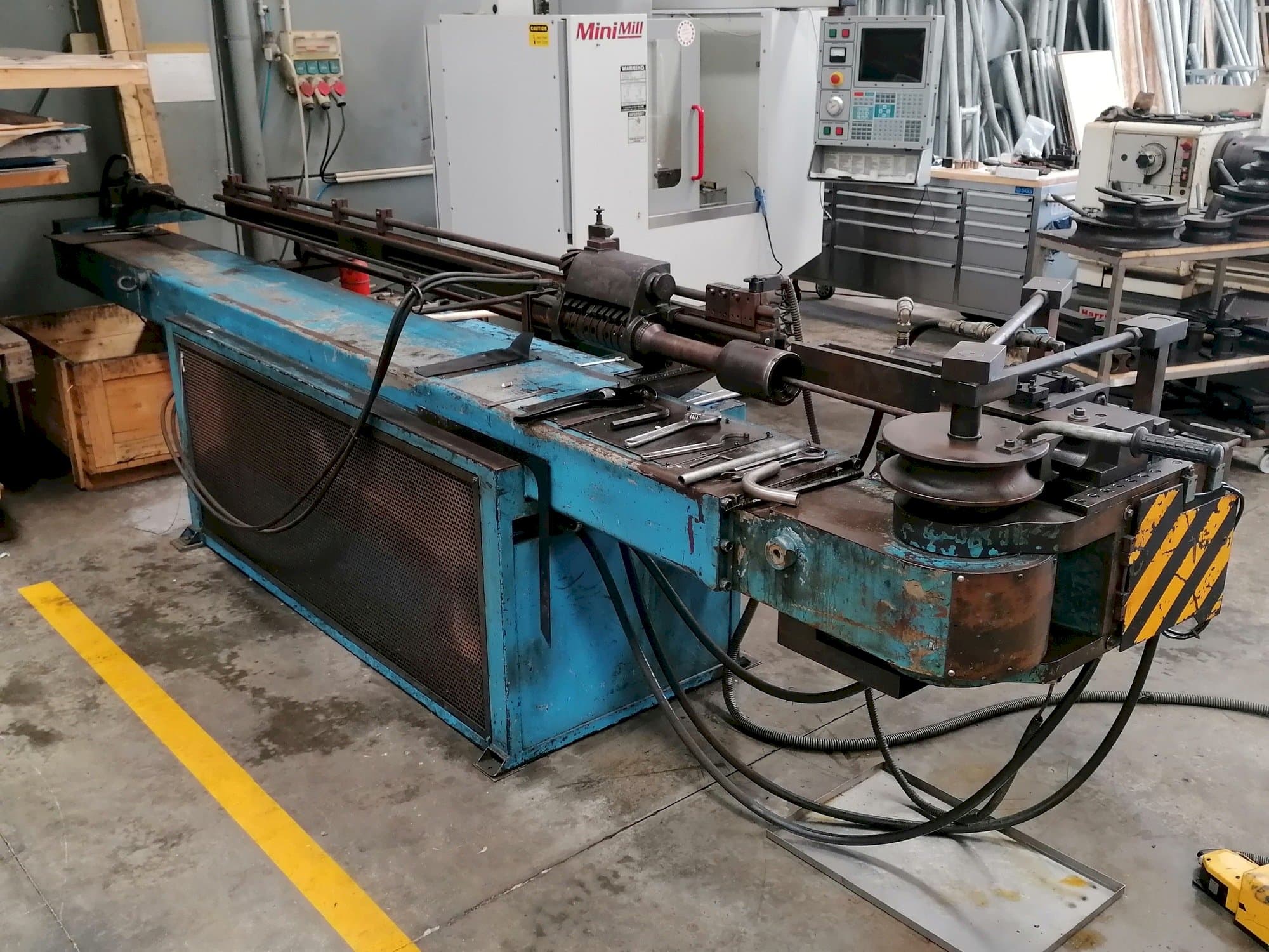 Prikaz  stroja Amob CH69  sprijeda