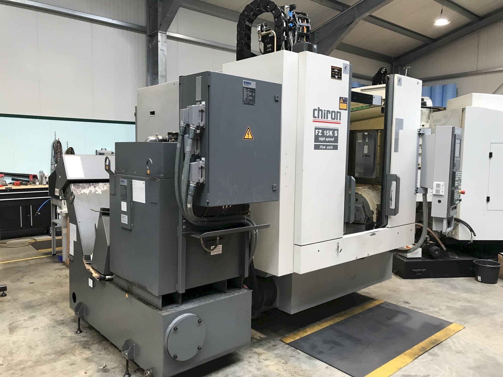 Prikaz stroja CHIRON FZ15 KS sprijeda