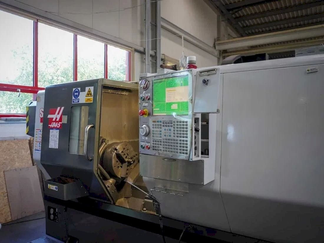 Prikaz stroja HAAS ST-30 sprijeda