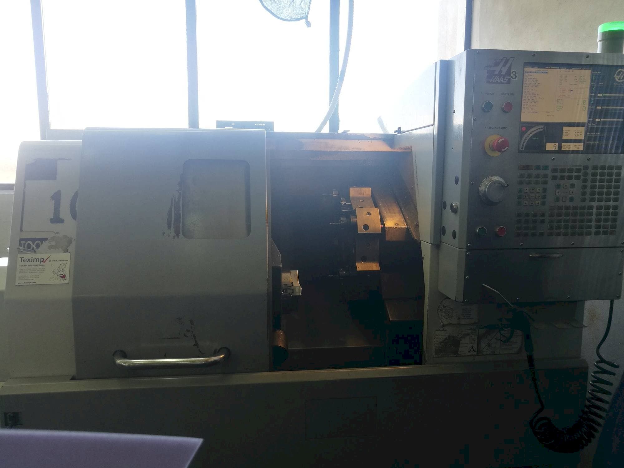 Prikaz  stroja HAAS SL-10HE  sprijeda