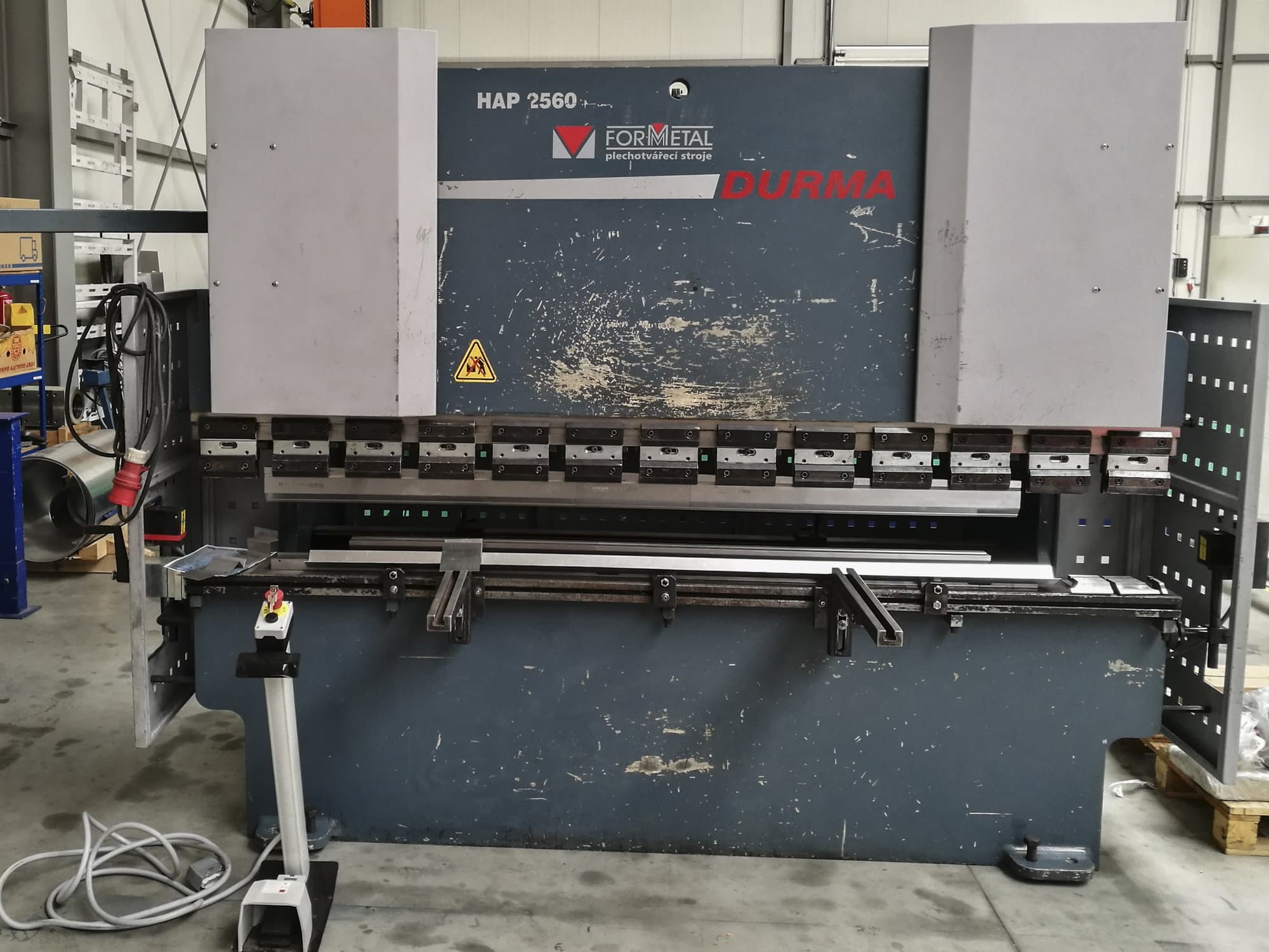Prikaz stroja Durma HAP 2560 sprijeda