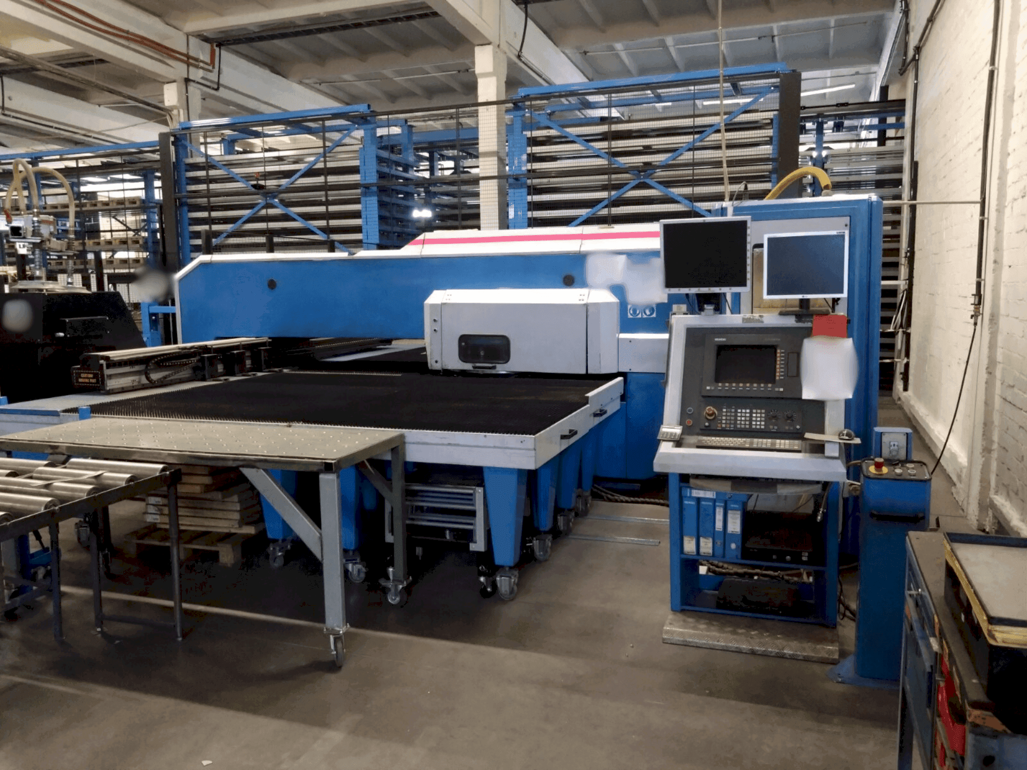 Prikaz  stroja Finn-Power F6-25 5B  sprijeda
