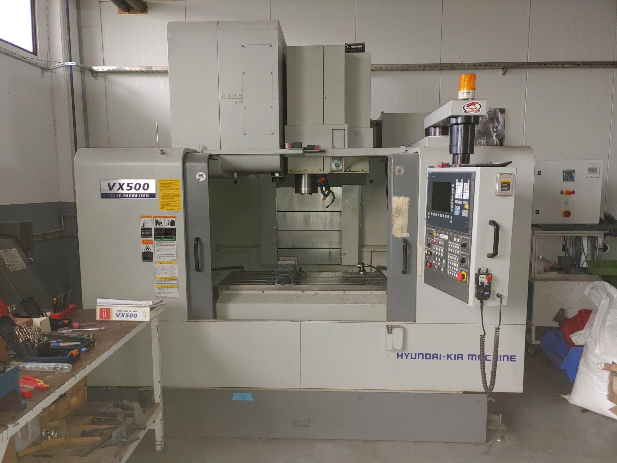 Prikaz stroja Hyundai Kia VX 500 sprijeda