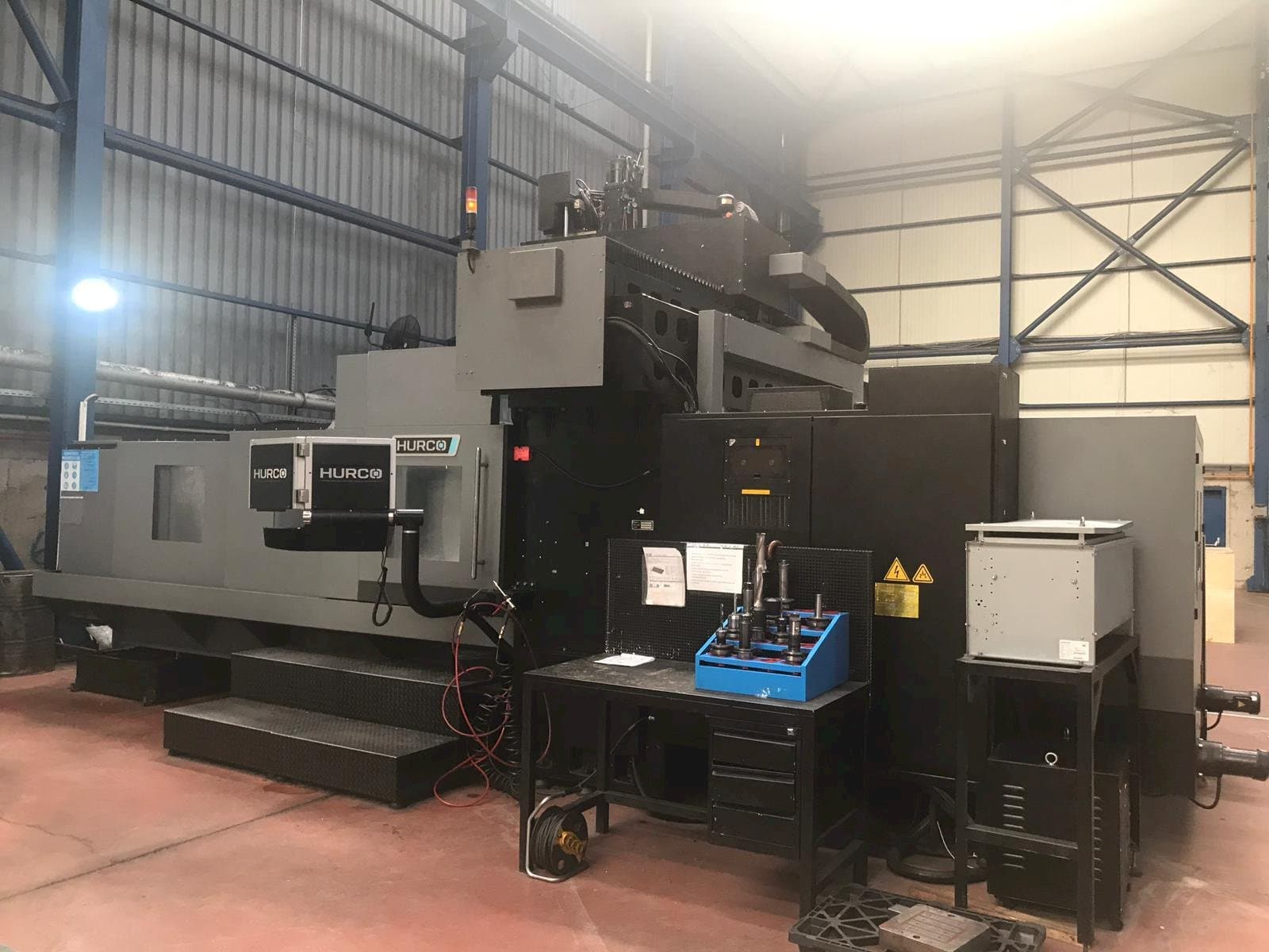 Prikaz stroja Hurco DCX 32i sprijeda