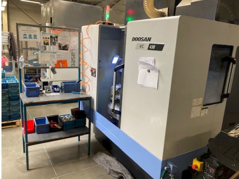 Prikaz stroja Doosan VC 430 sprijeda