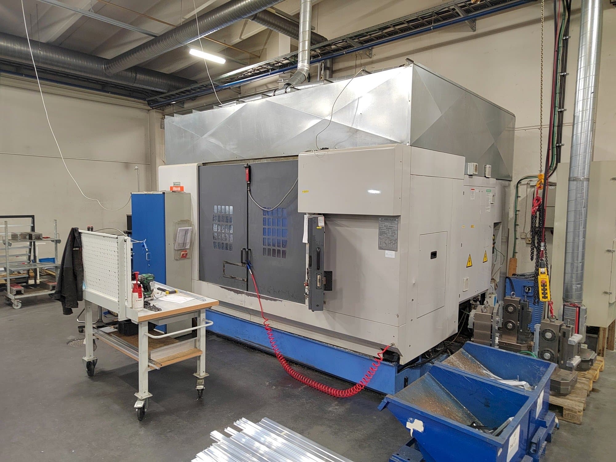 Prikaz stroja Mazak VTC-300C sprijeda