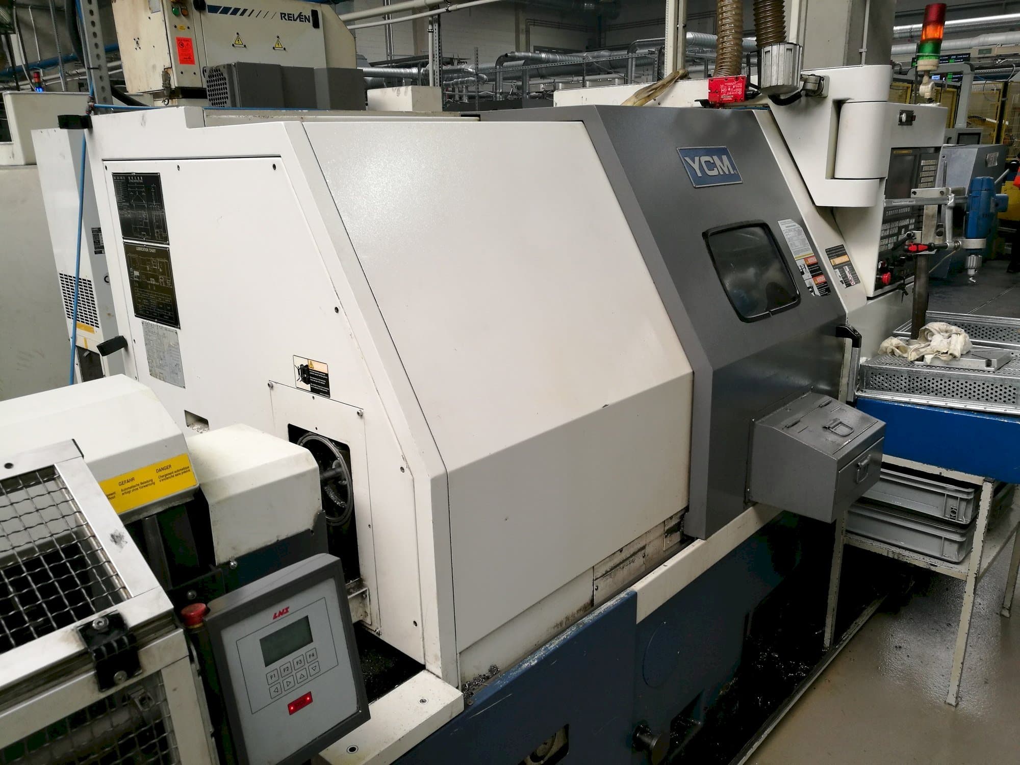 Prikaz  stroja YCM GT-250A  sprijeda