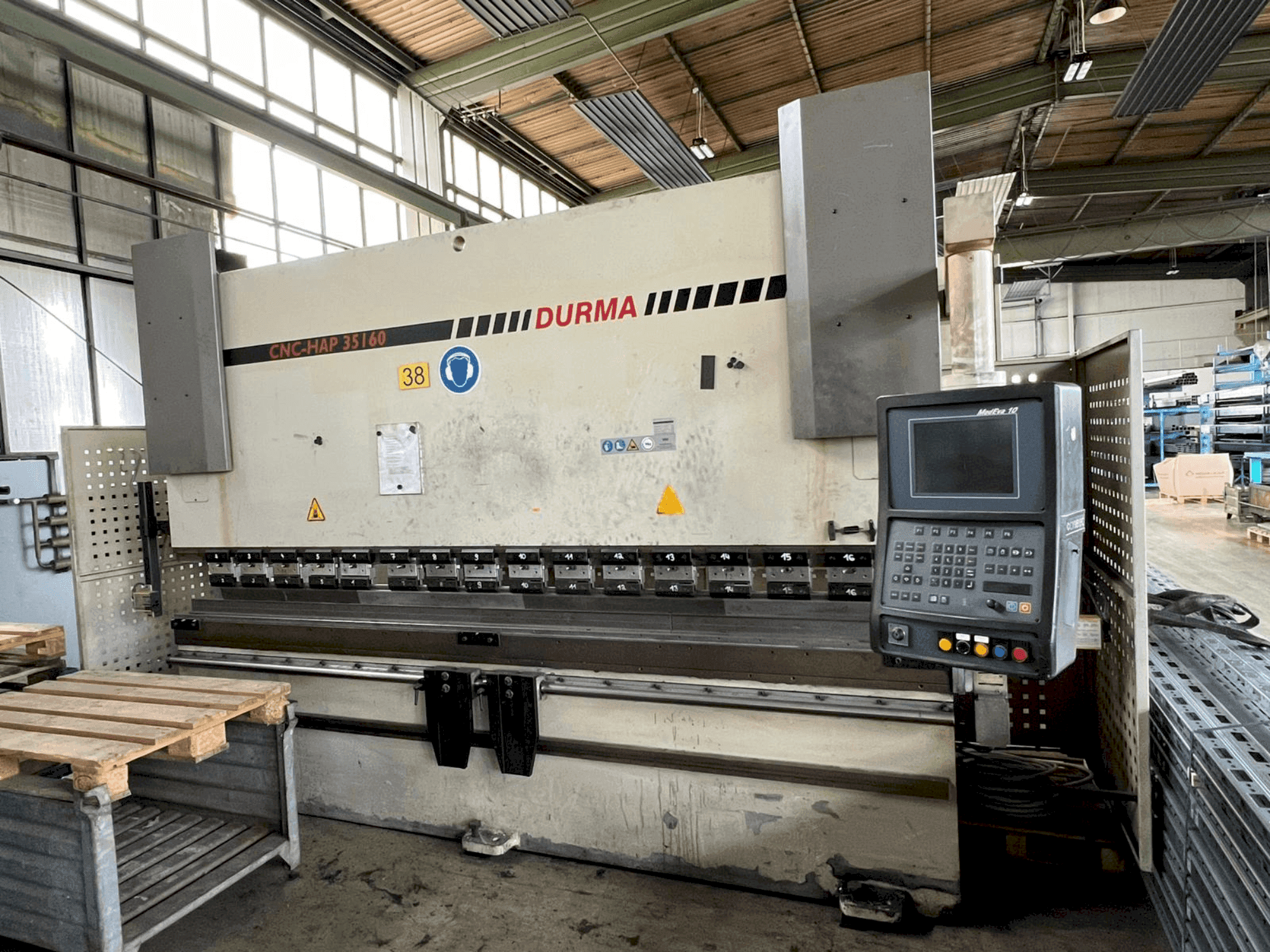 Prikaz  stroja Durma CNC HAP 35160  sprijeda