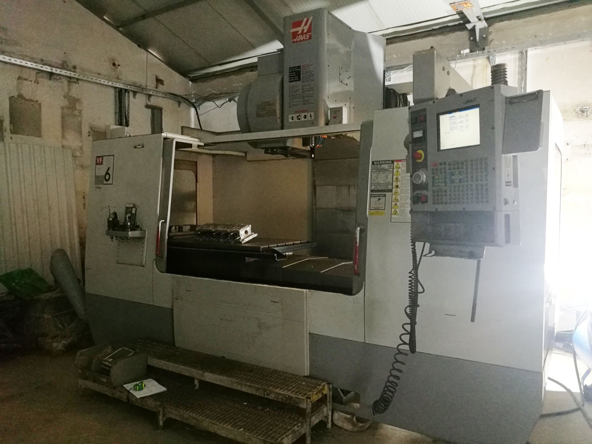 Prikaz stroja HAAS VF-6B/40HE sprijeda
