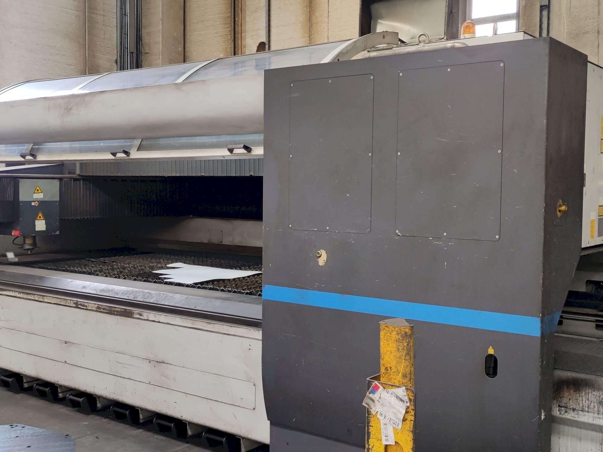 Prikaz stroja LVD AXEL 3015 S sprijeda