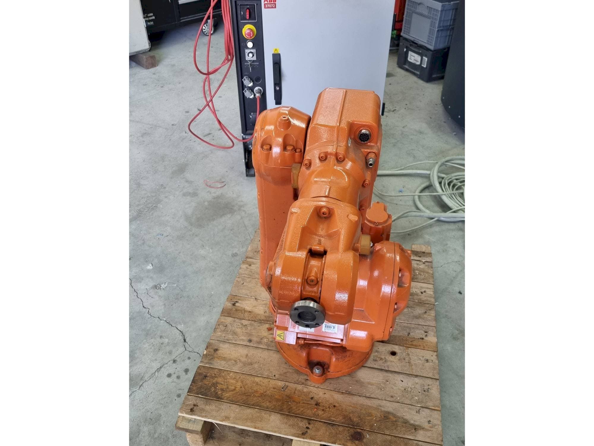 Prikaz  stroja ABB IRB140 - IRC5  sprijeda