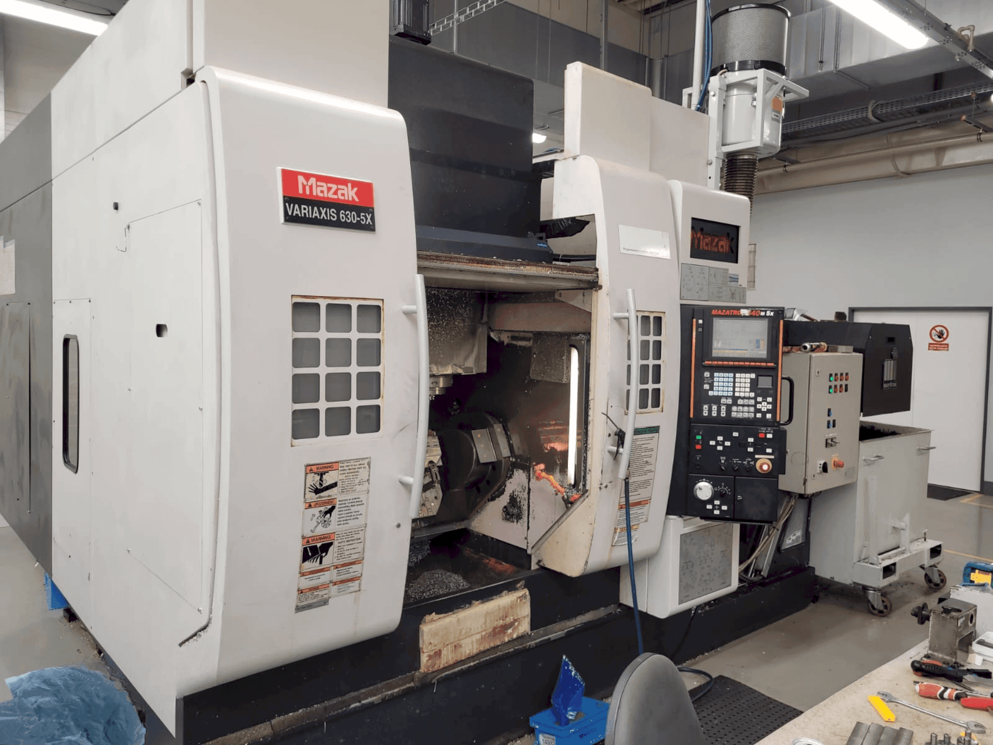 Prikaz stroja Mazak Variaxis 630-5X sprijeda
