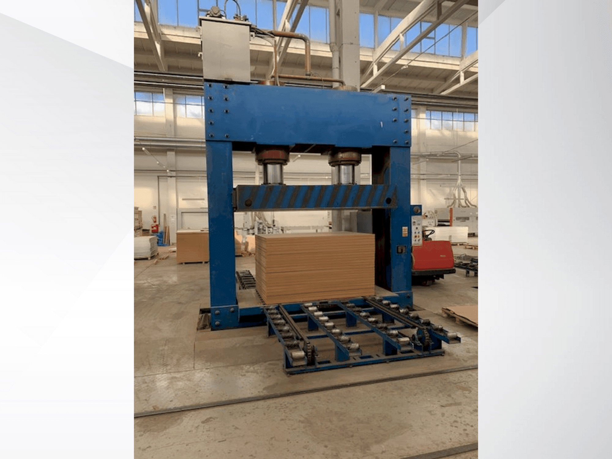 Prikaz stroja LINYI JIANZHONG WOOD MACIHNERY JJC-CP sprijeda