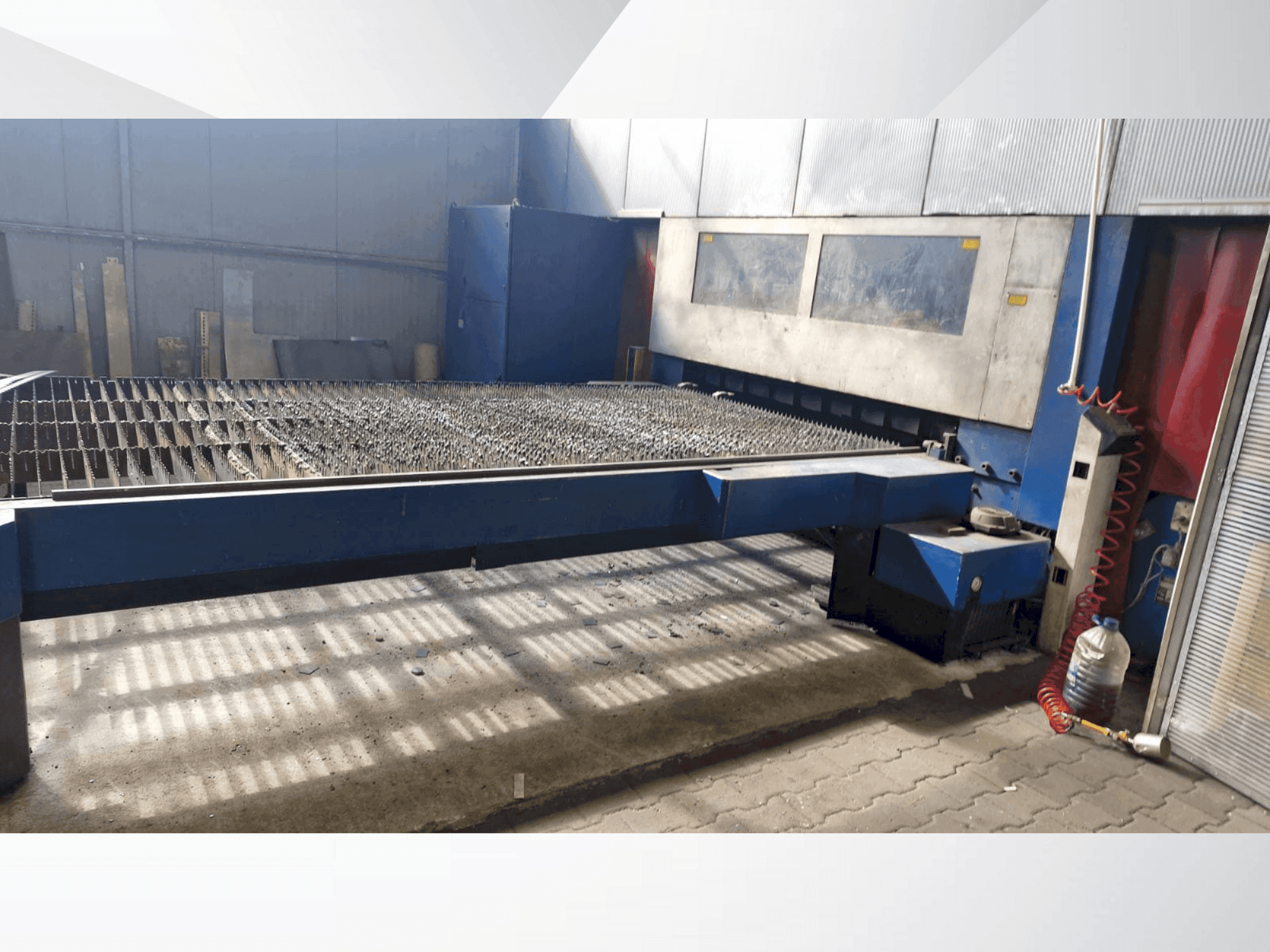 Prikaz  stroja TRUMPF TRUMATIC L 4030  sprijeda