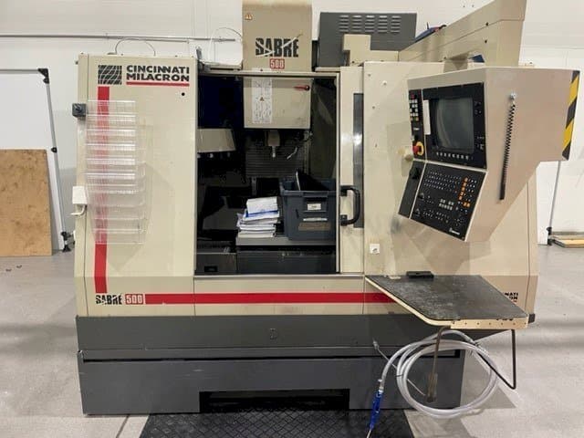 Prikaz stroja Cincinnati Milacron Sabre 500 sprijeda