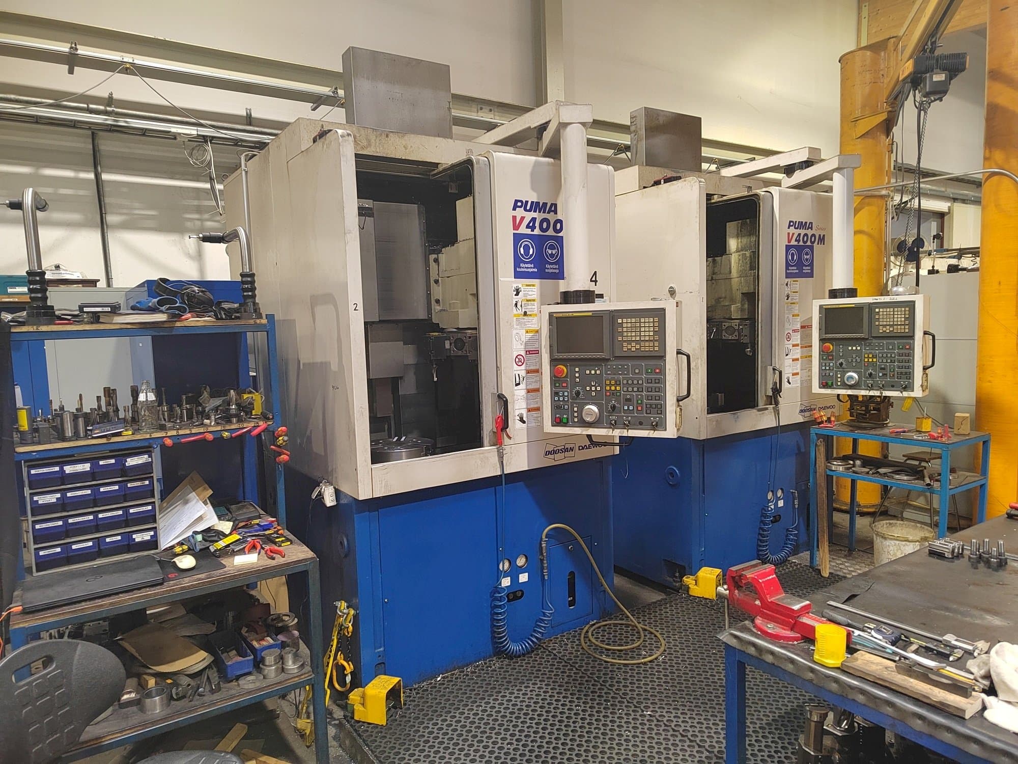 Prikaz stroja Doosan Puma V400M sprijeda