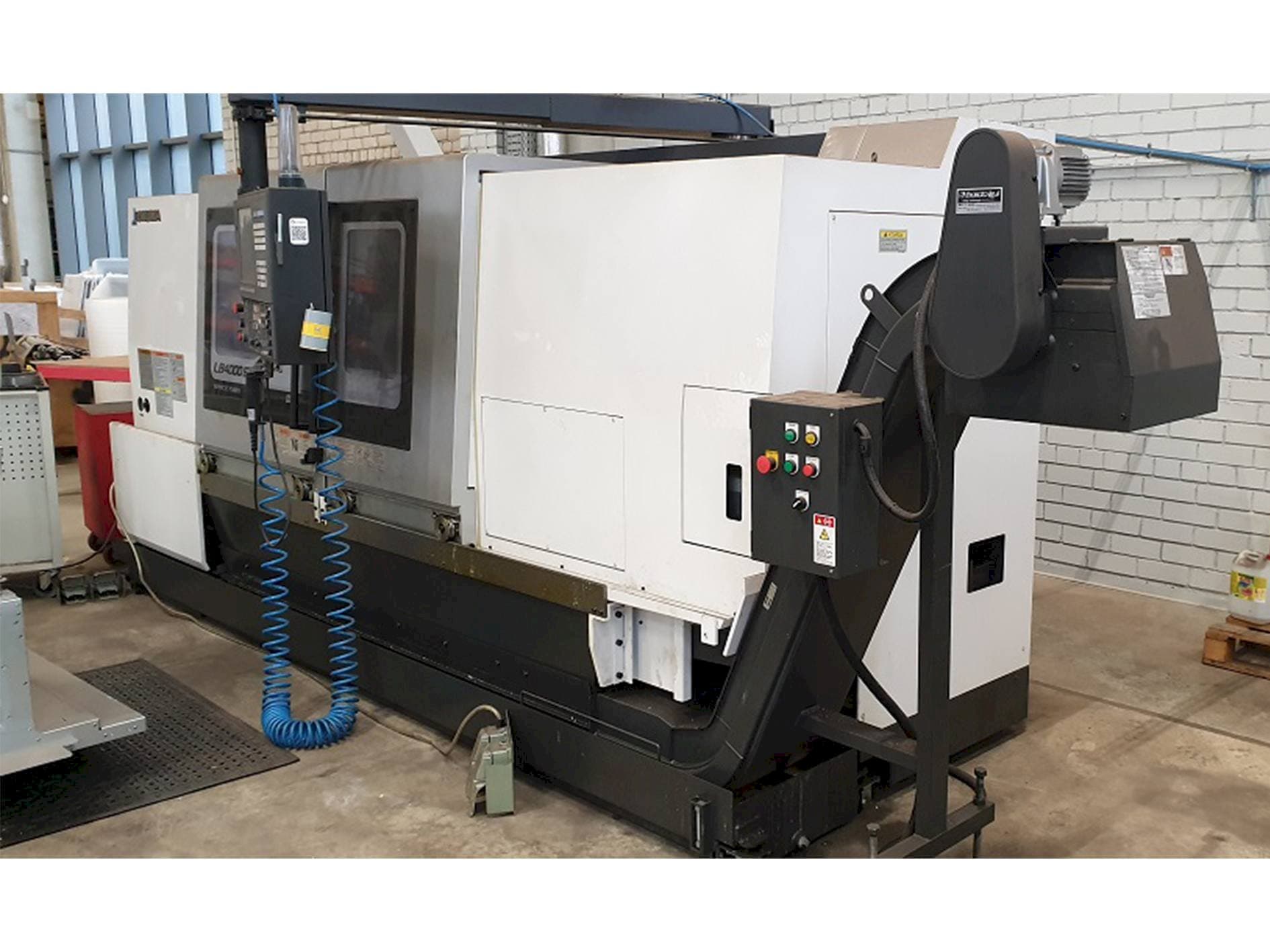 Prikaz stroja Okuma LB4000EXII sprijeda