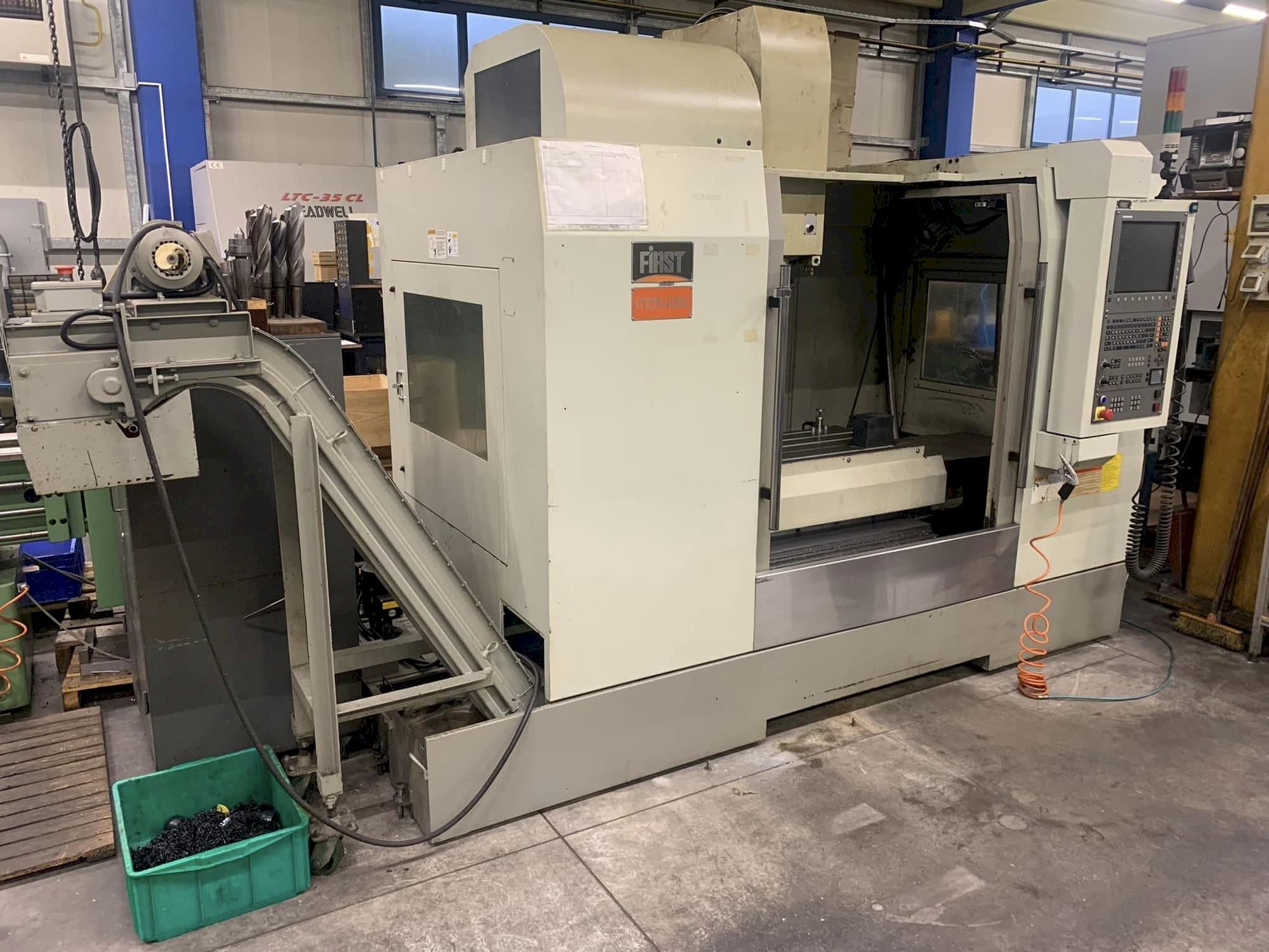 Prikaz stroja FIRST MCV 1000 sprijeda