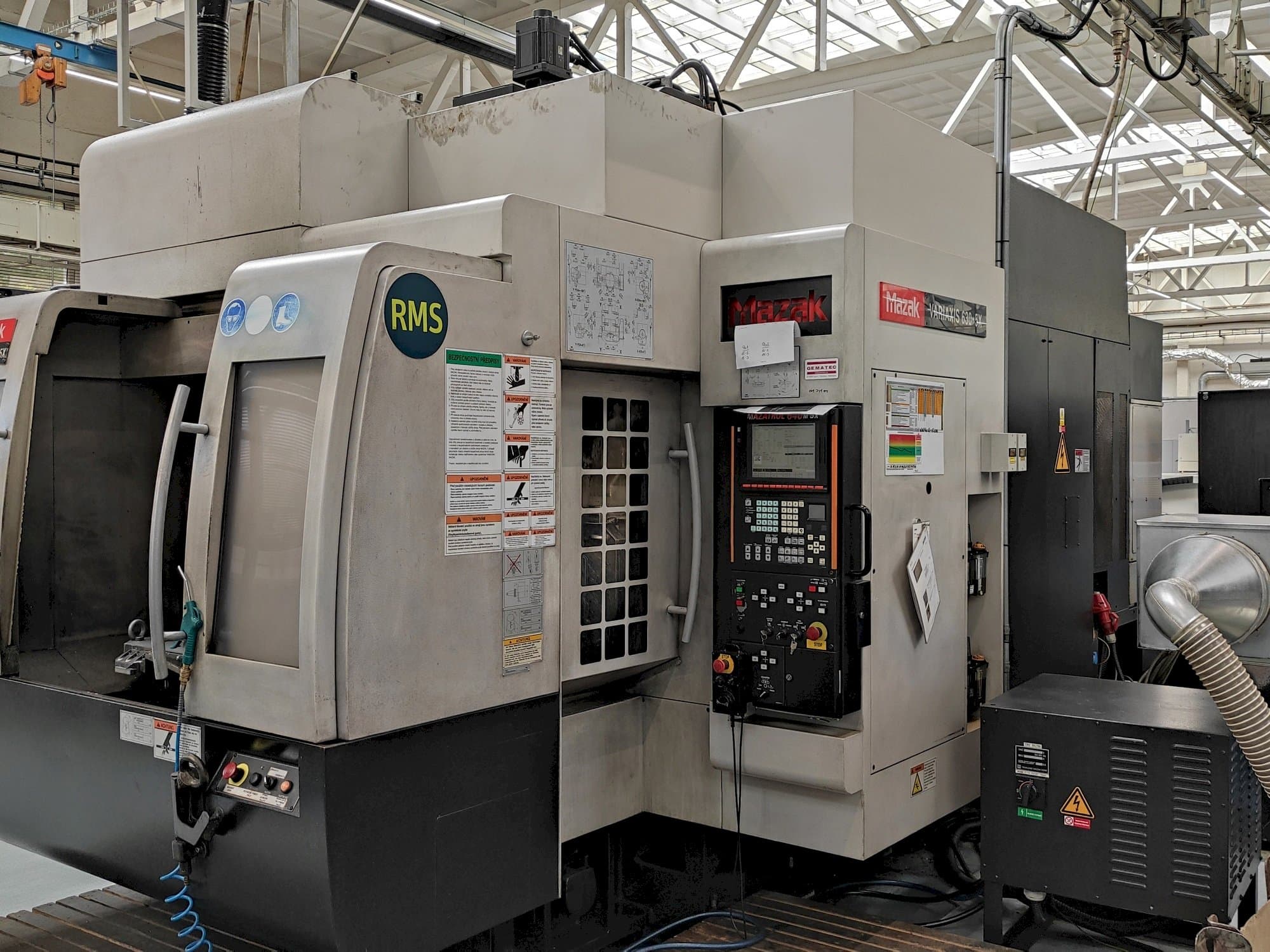 Prikaz stroja Mazak Variaxis 630-5X sprijeda