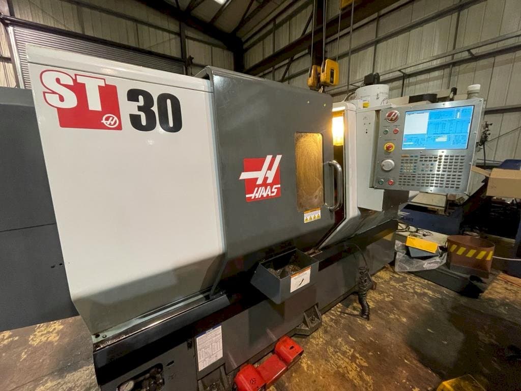 Prikaz stroja HAAS ST-30 sprijeda