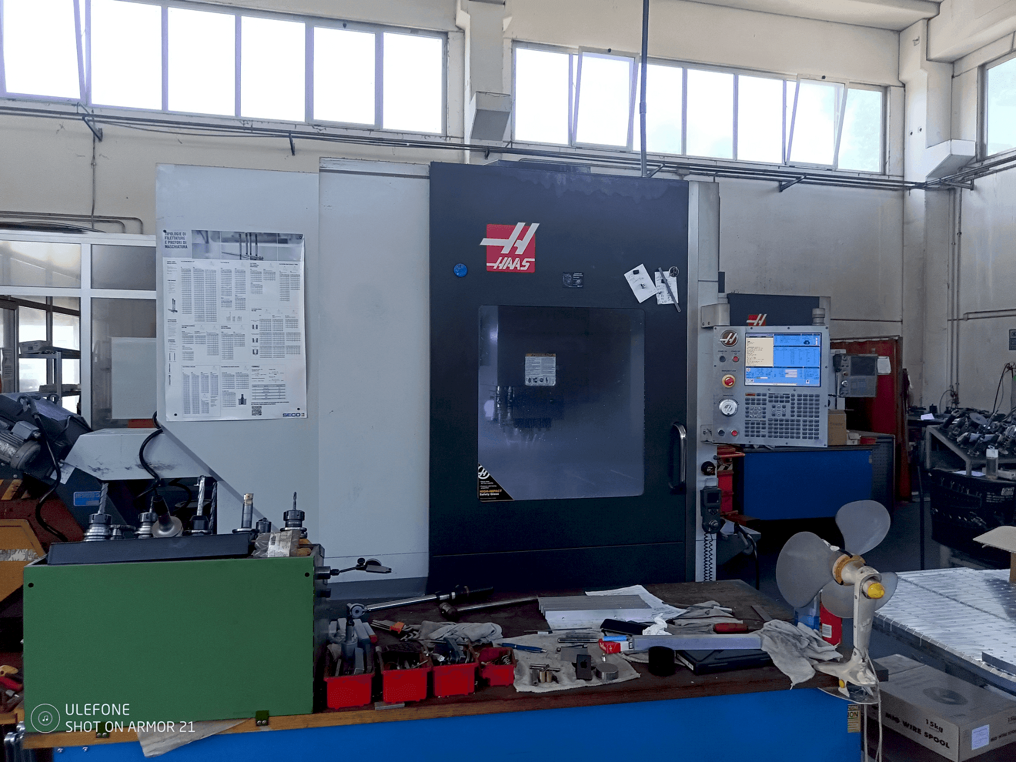 Prikaz  stroja HAAS UMC 750SS  sprijeda