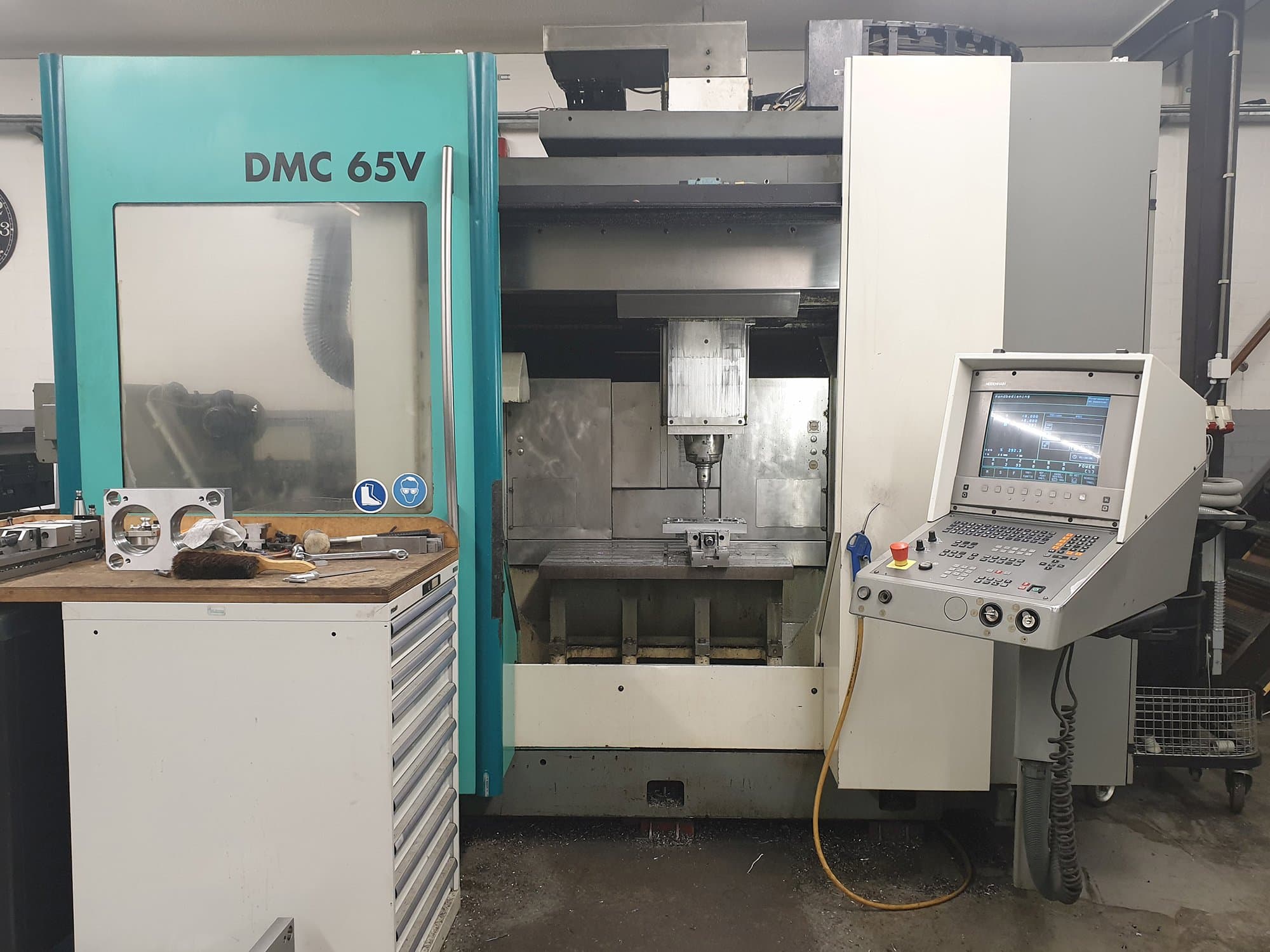 Prikaz  stroja DECKEL MAHO DMC 65V sprijeda