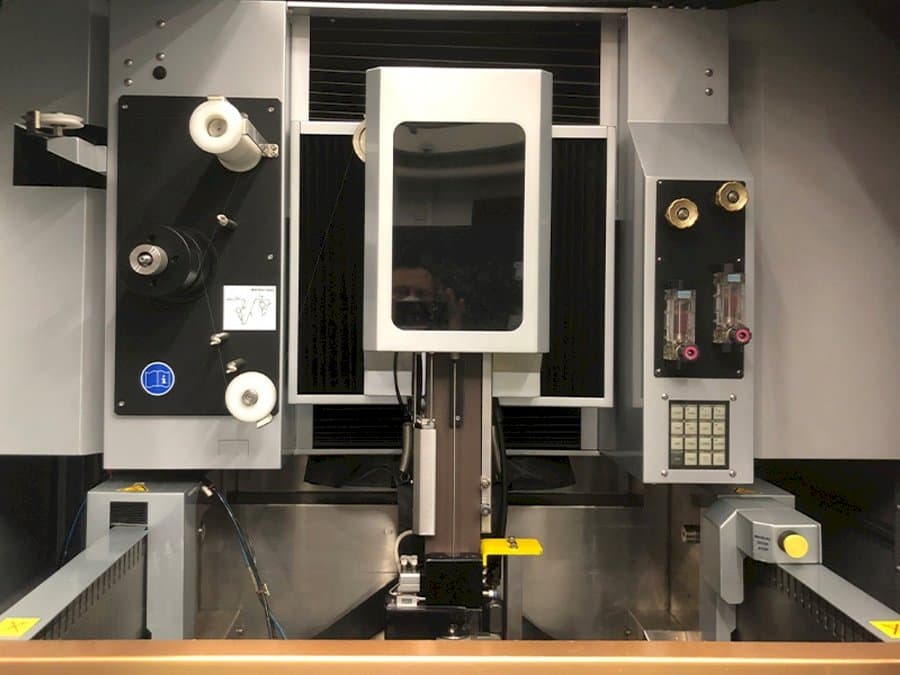 Prikaz  stroja EROWA Robot Compact 80  sprijeda