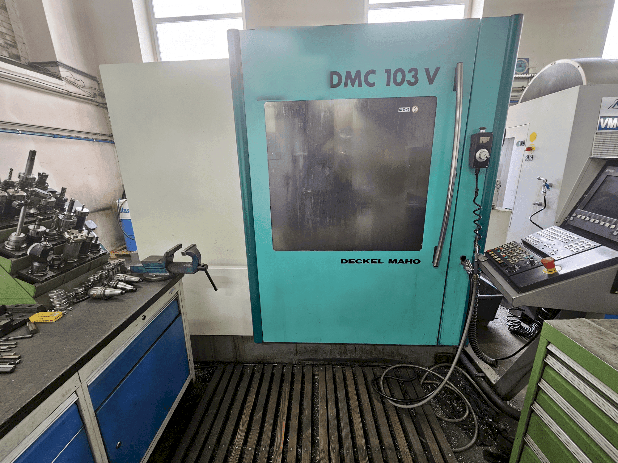 Prikaz stroja DECKEL MAHO DMC 103V sprijeda