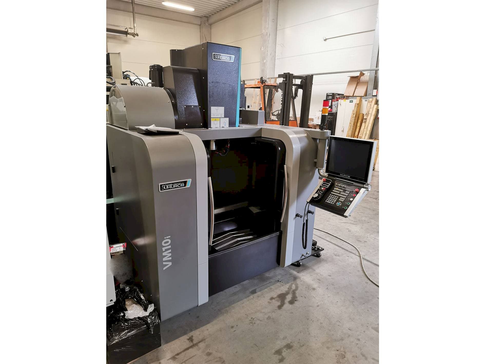 Prikaz stroja Hurco VM 10i sprijeda