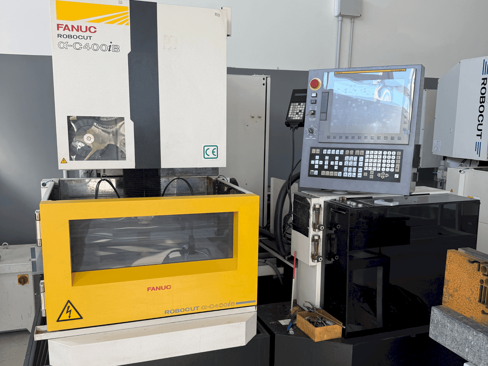 Prikaz  stroja FANUC Robocut alpha-C400iB  sprijeda