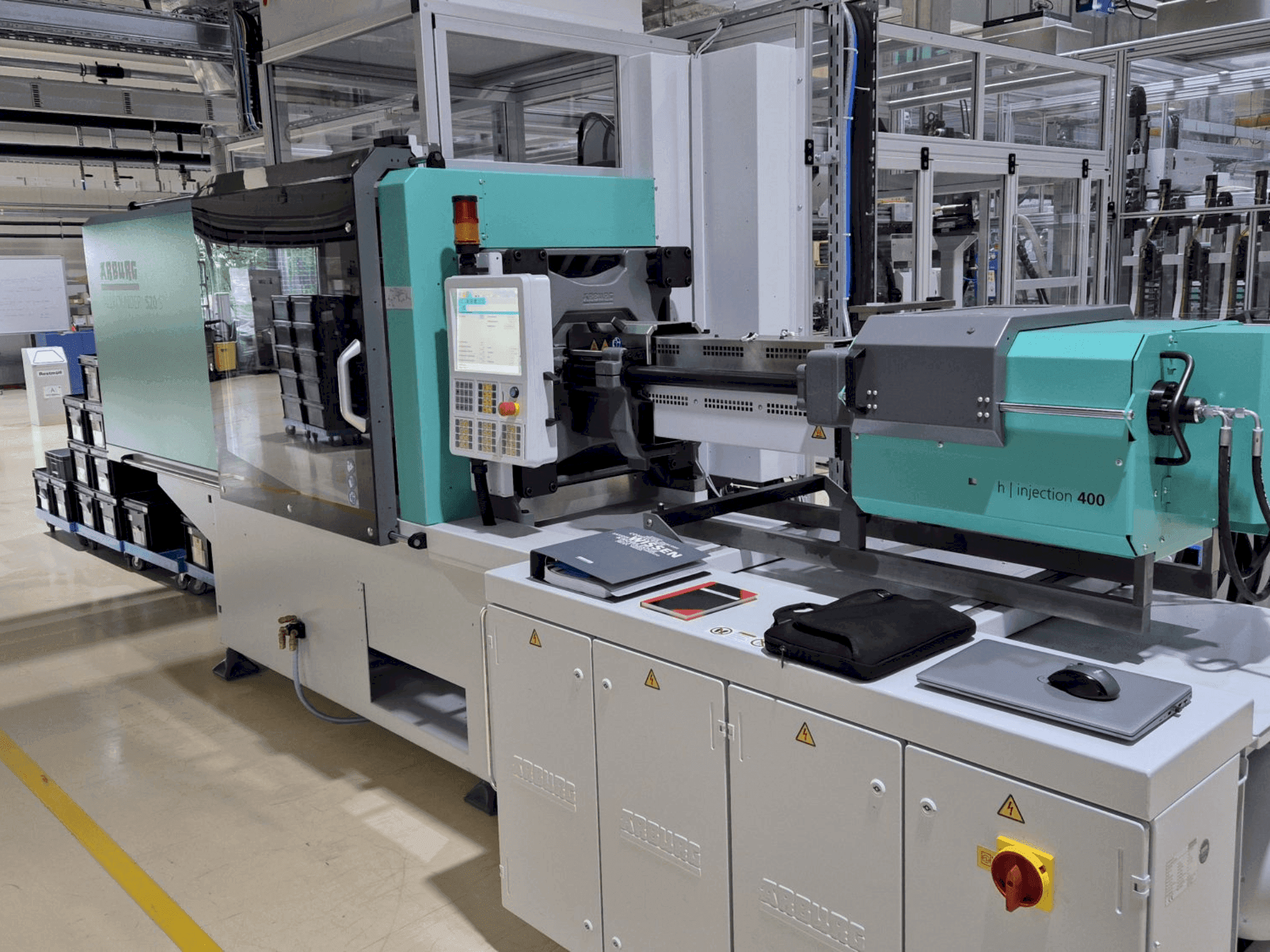 Prikaz stroja Arburg Allrounder 520S 1600-400 sprijeda