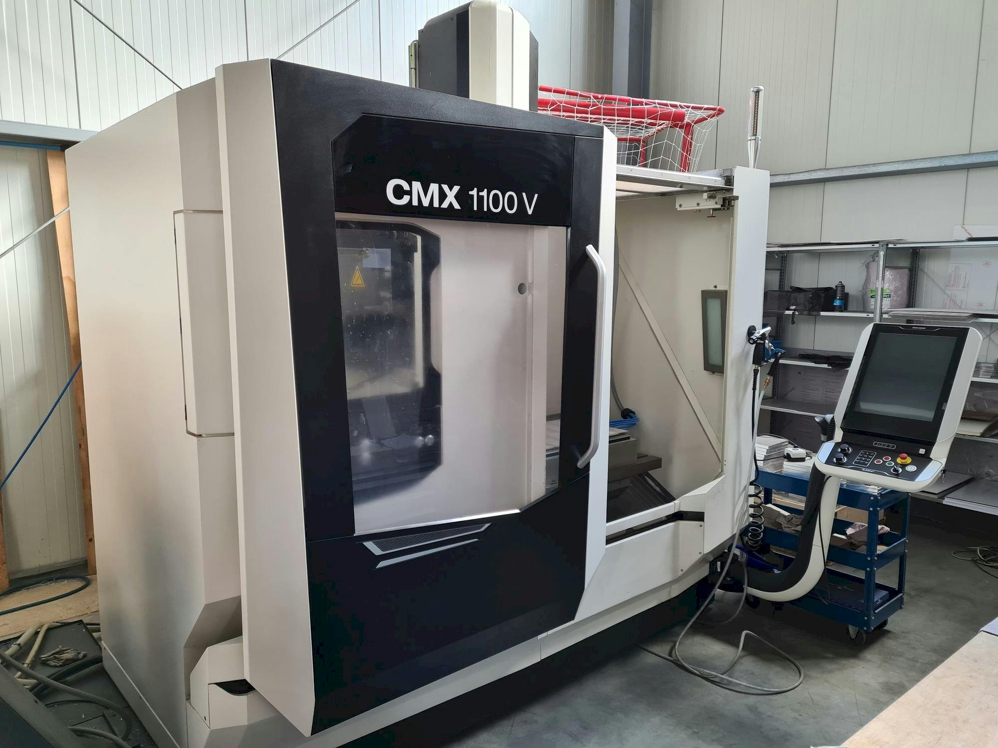 Prikaz  stroja DMG MORI CMX 1100 V  sprijeda