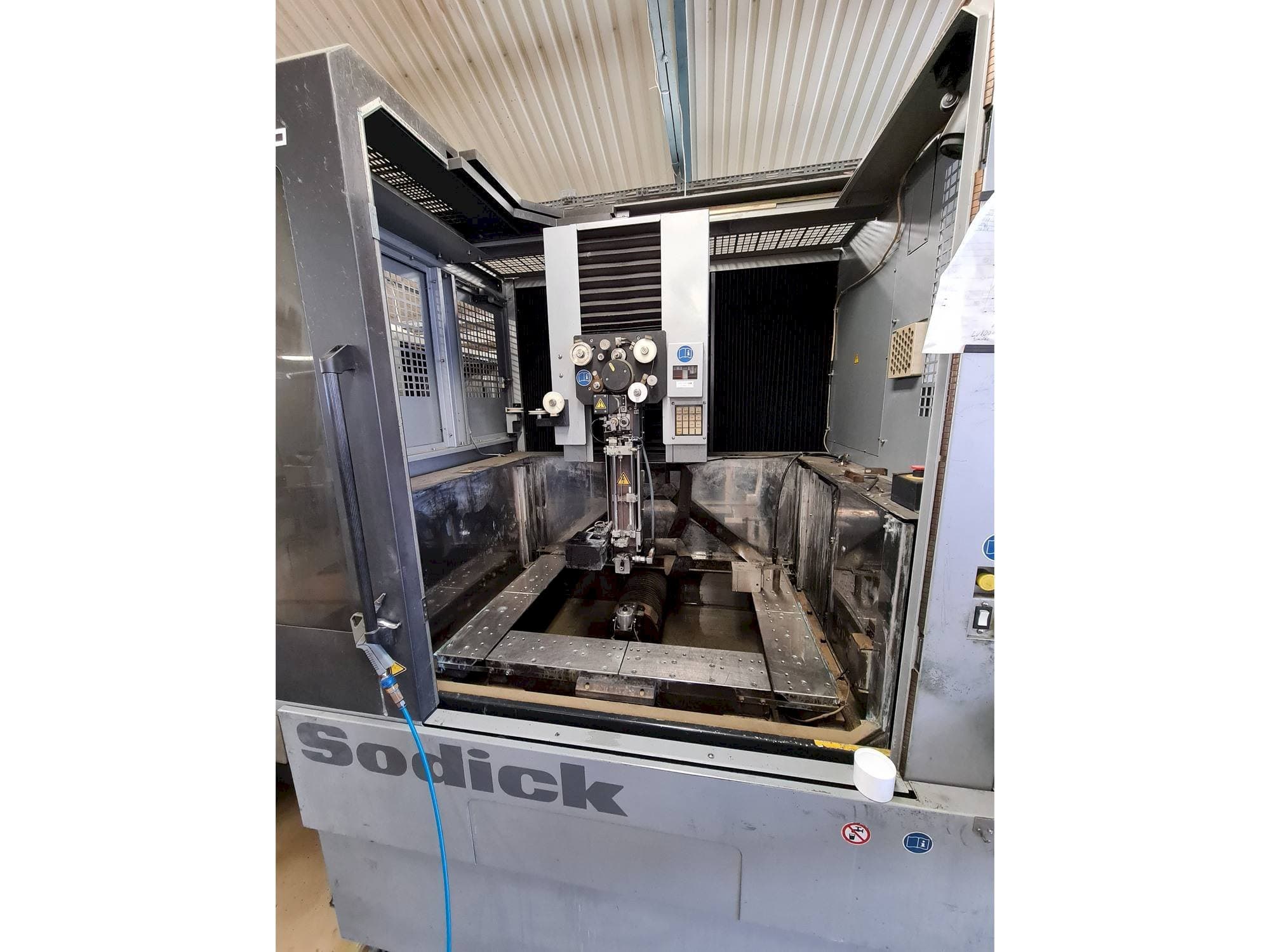 Prikaz stroja Sodick AQ750L sprijeda