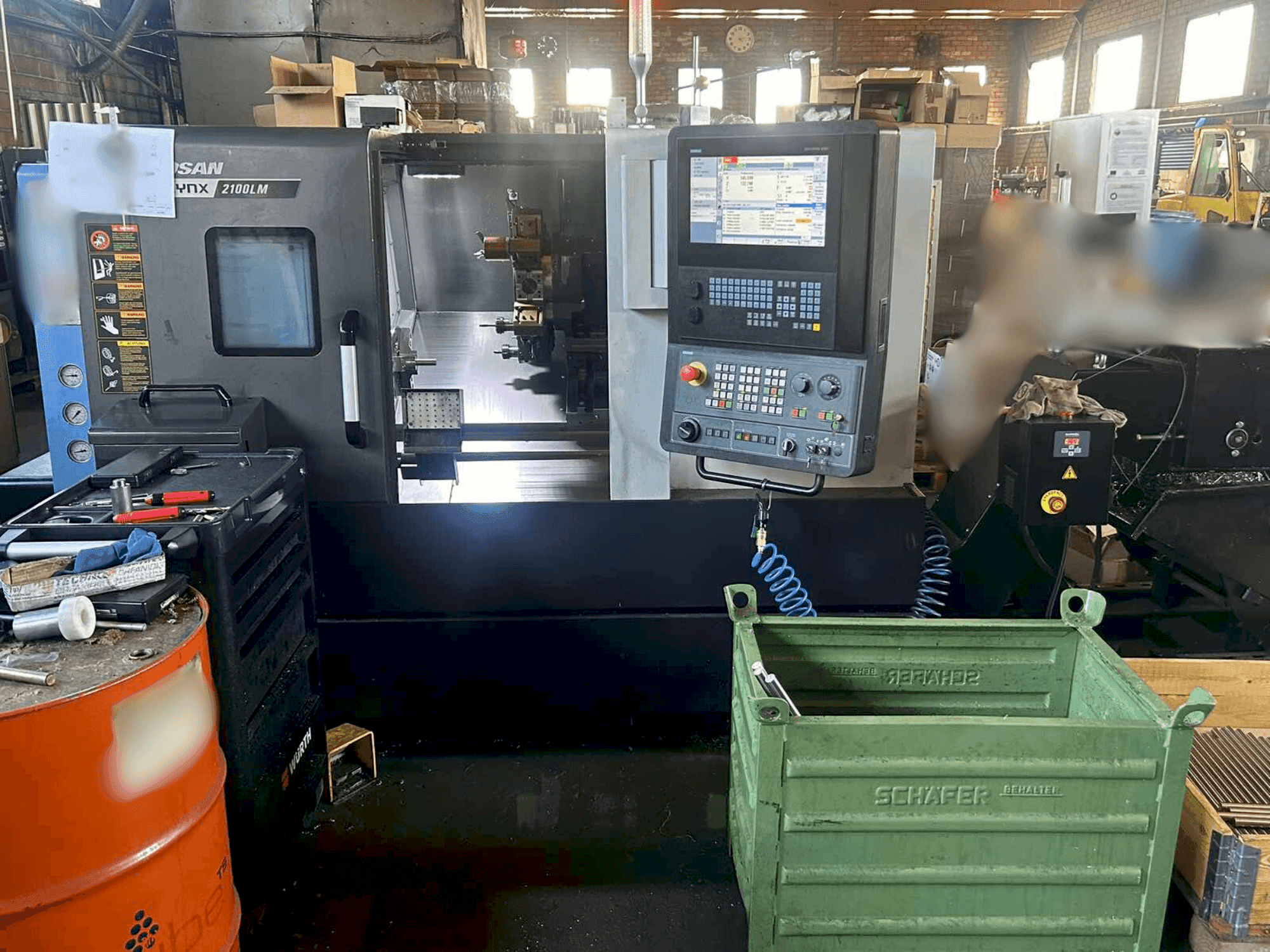 Prikaz stroja DOOSAN LYNX 2100 LMB sprijeda