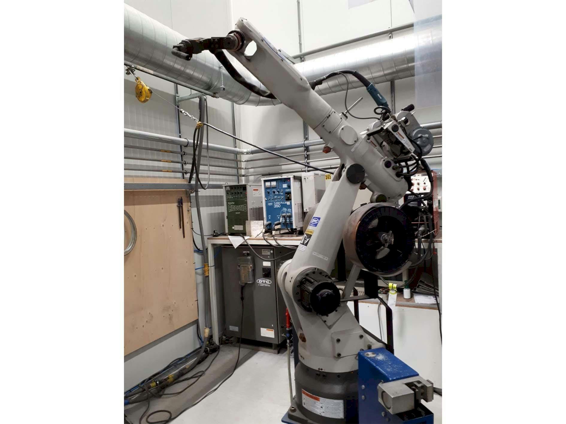 Prikaz  stroja OTC Daihen Welding Robot  sprijeda