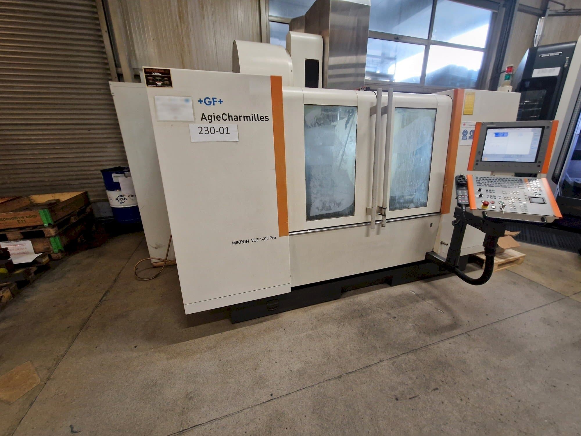 Prikaz lijeve strane stroja AgieCharmilles MIKRON VCE 1400 PRO