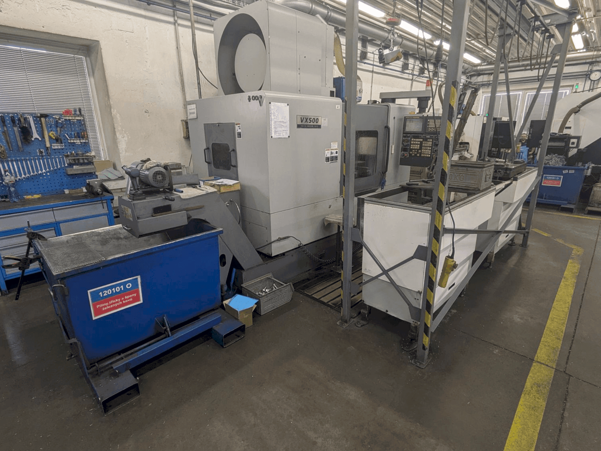 Prikaz  stroja HYUNDAI KIA VX500  sprijeda