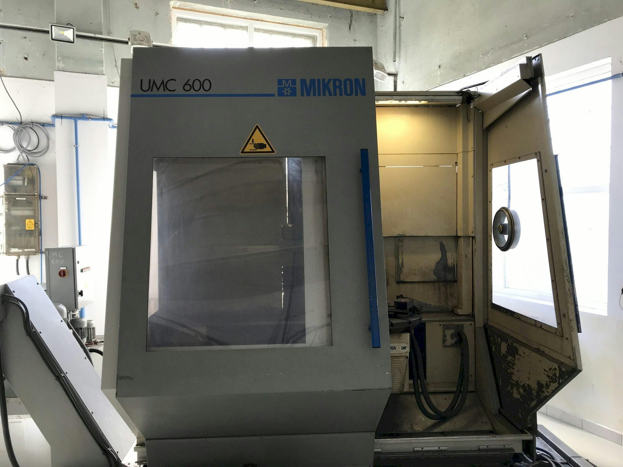 Prikaz  stroja MIKRON UMC 600  sprijeda