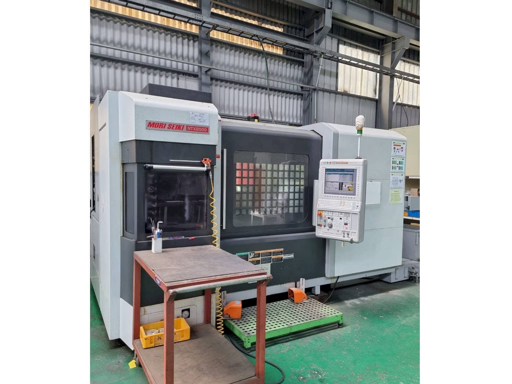 Prikaz stroja DMG Mori Seiki NTX2000/1500S sprijeda