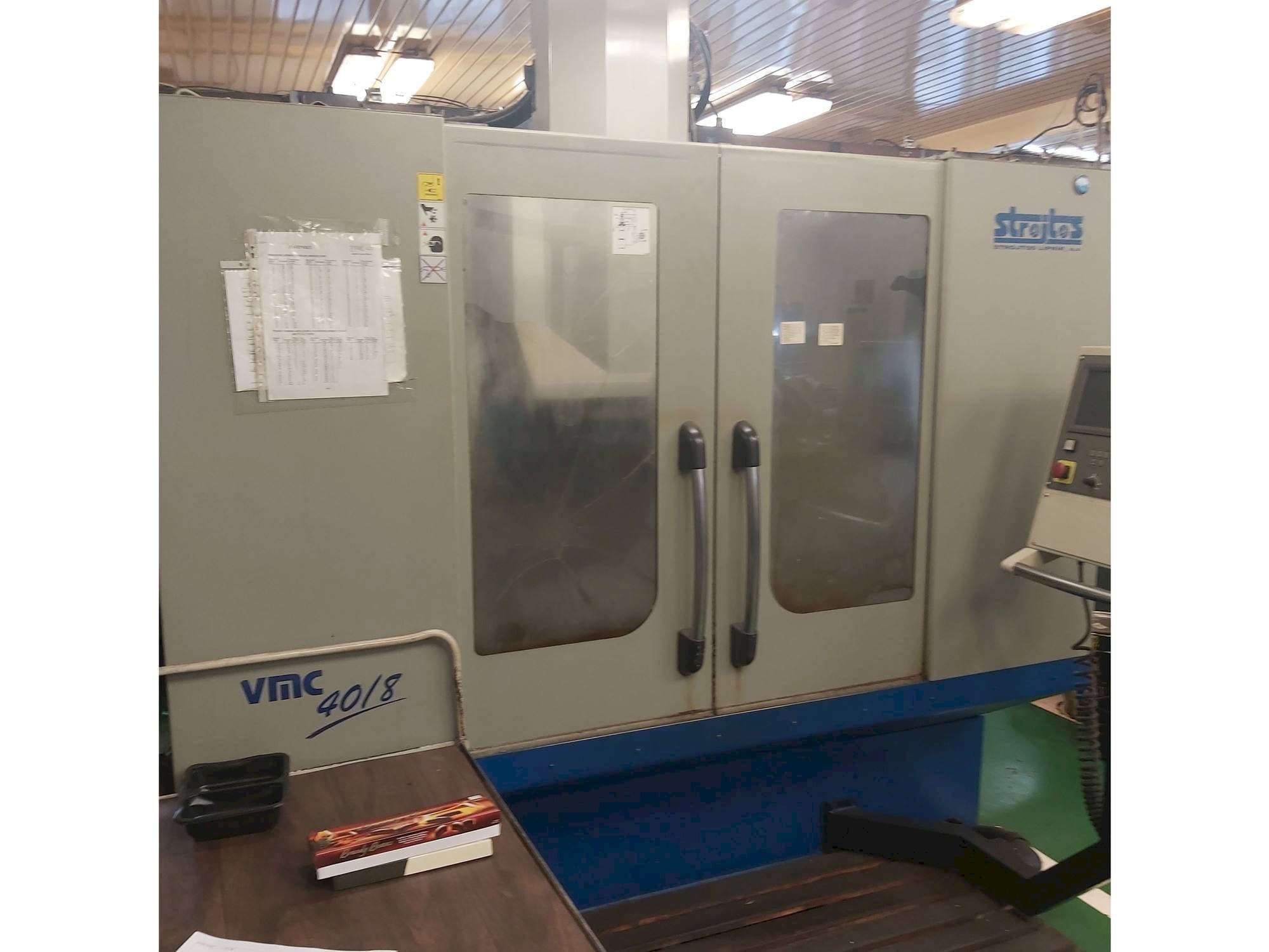 Prikaz stroja Strojtos VMC 40/8 sprijeda