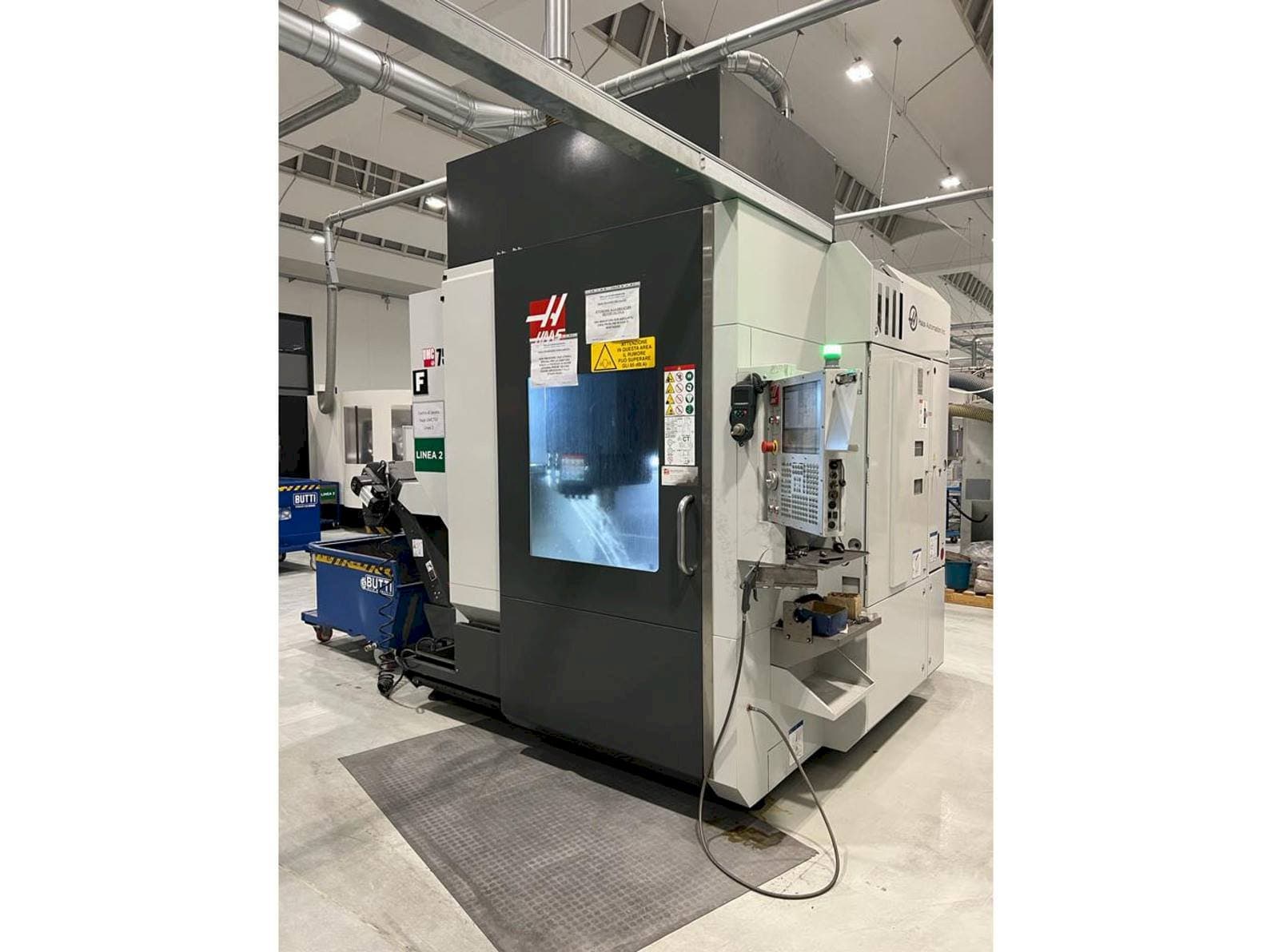 Prikaz  stroja HAAS UMC 750SS  sprijeda