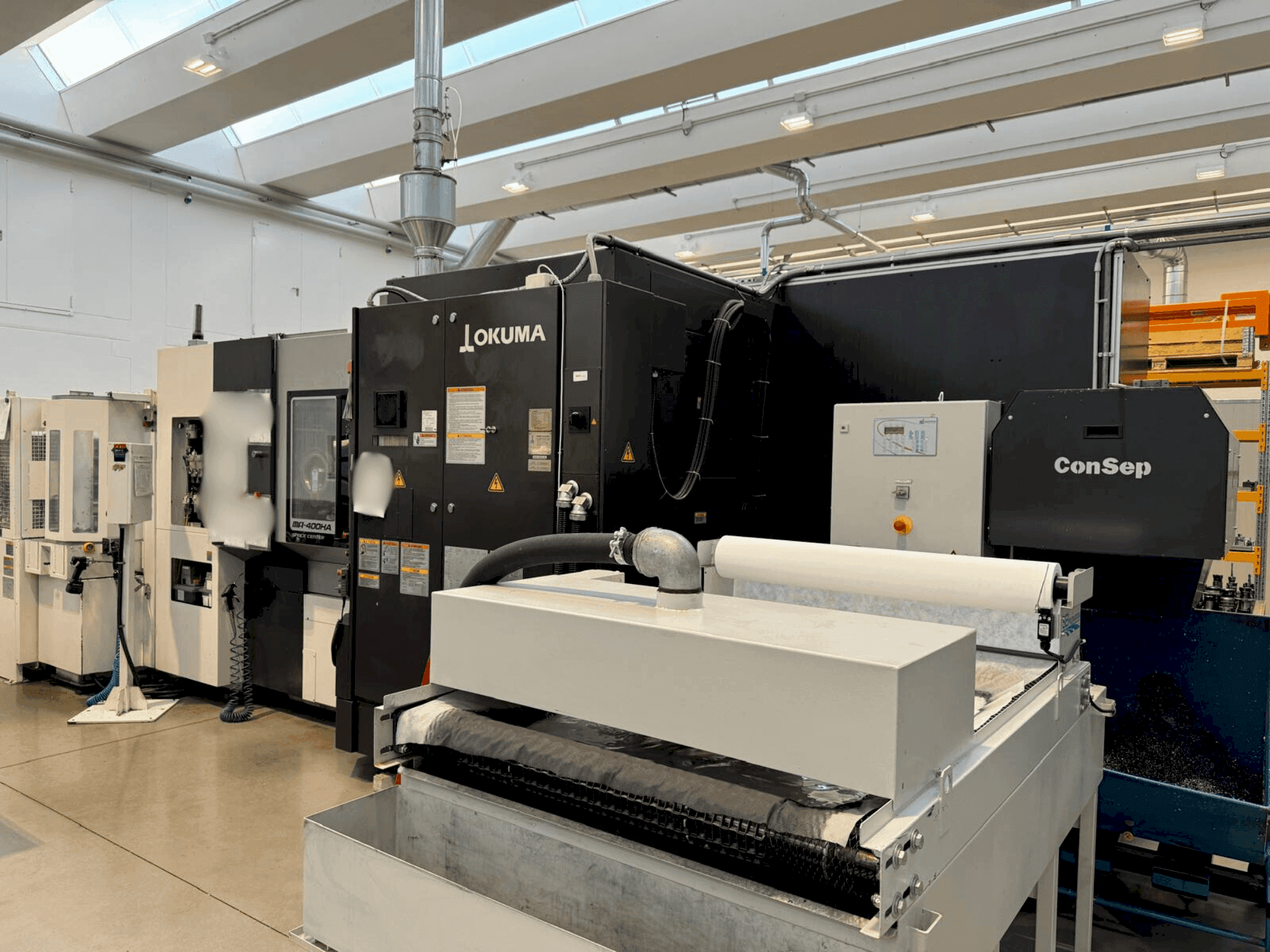 Prikaz stroja Okuma MA-400HA sprijeda