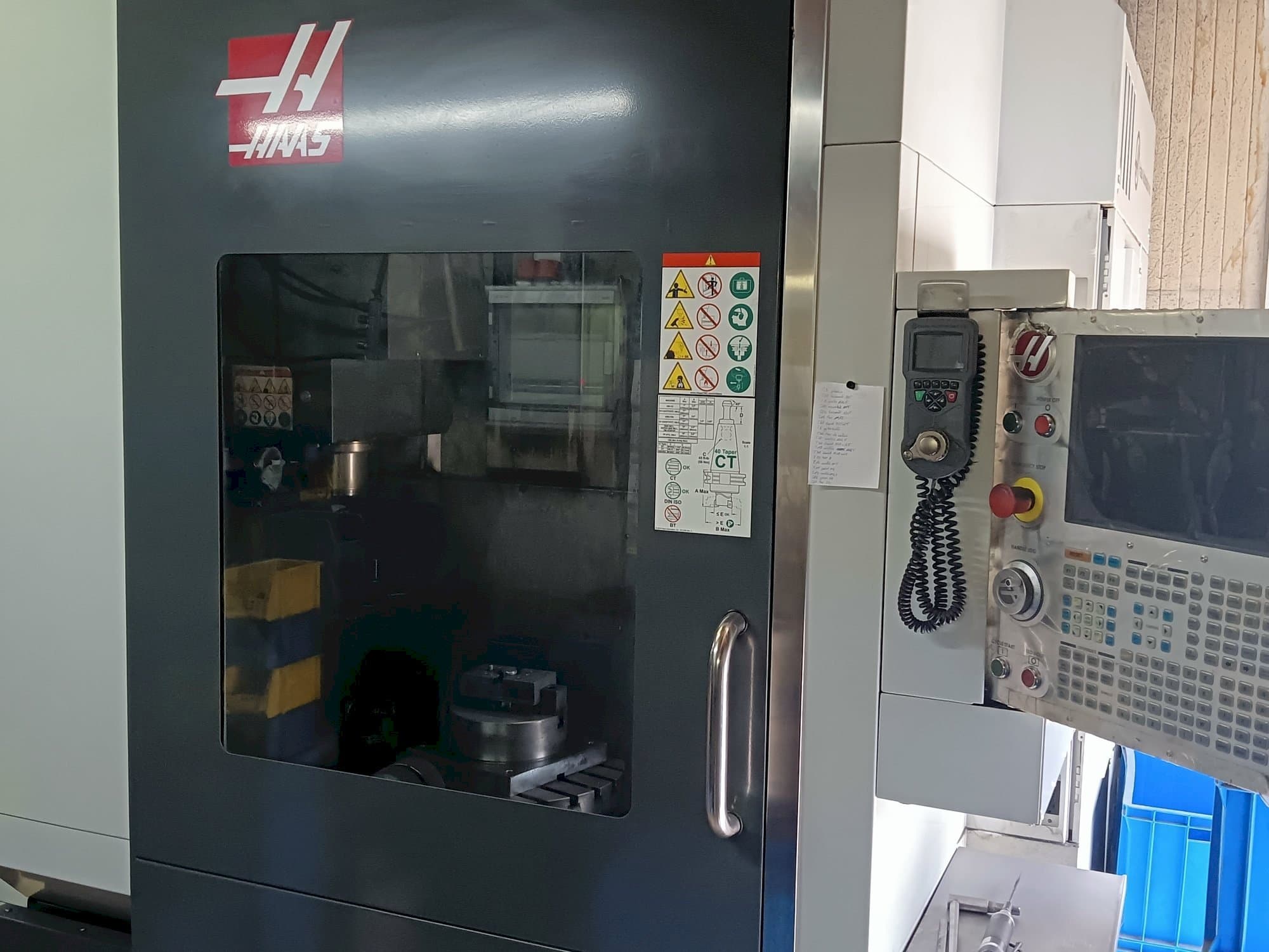 Prikaz stroja HAAS UMC 750 sprijeda