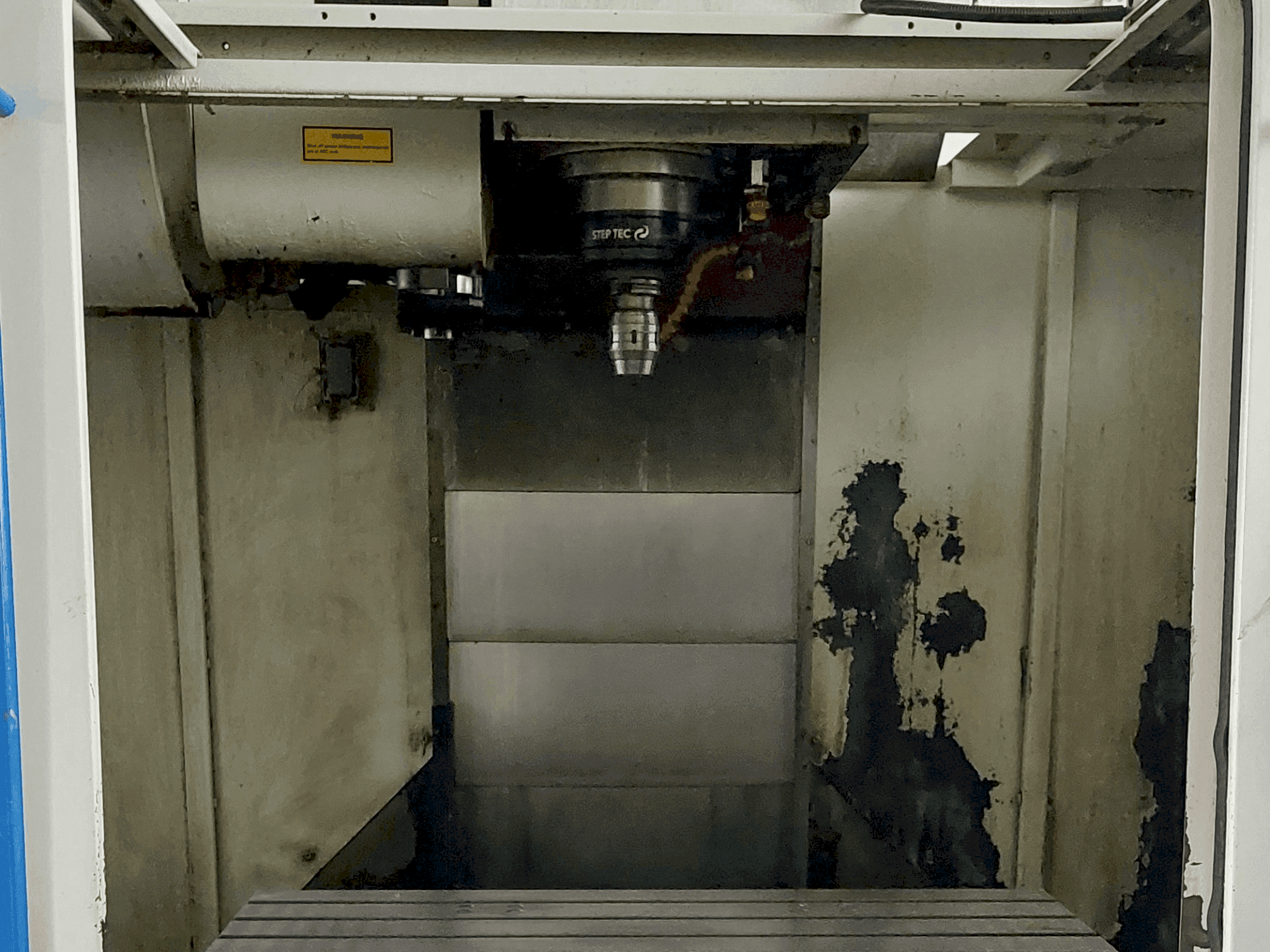 Prikaz  stroja MIKRON VCE 1000 Pro-X  sprijeda