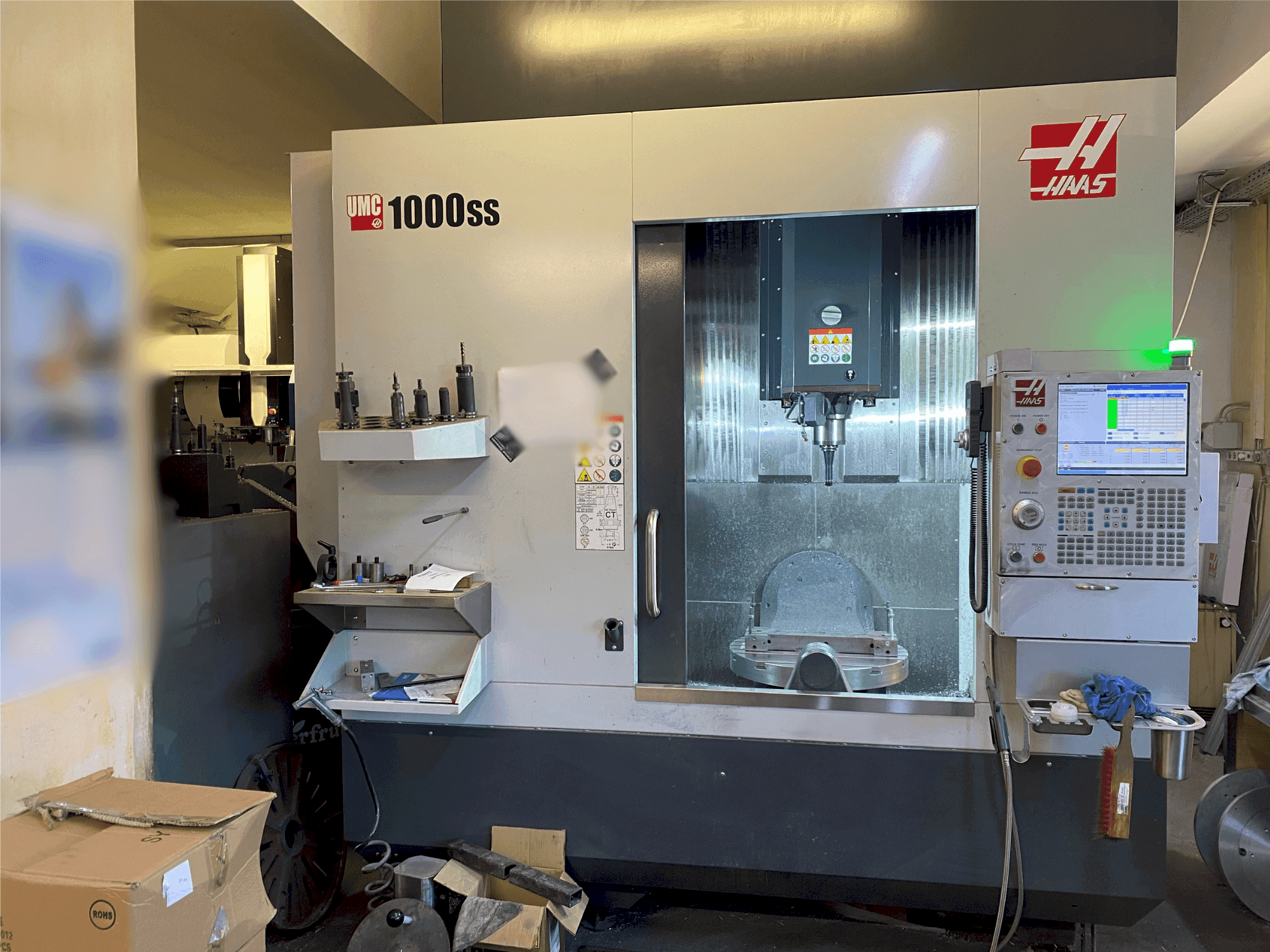 Prikaz  stroja HAAS UMC-1000SS  sprijeda
