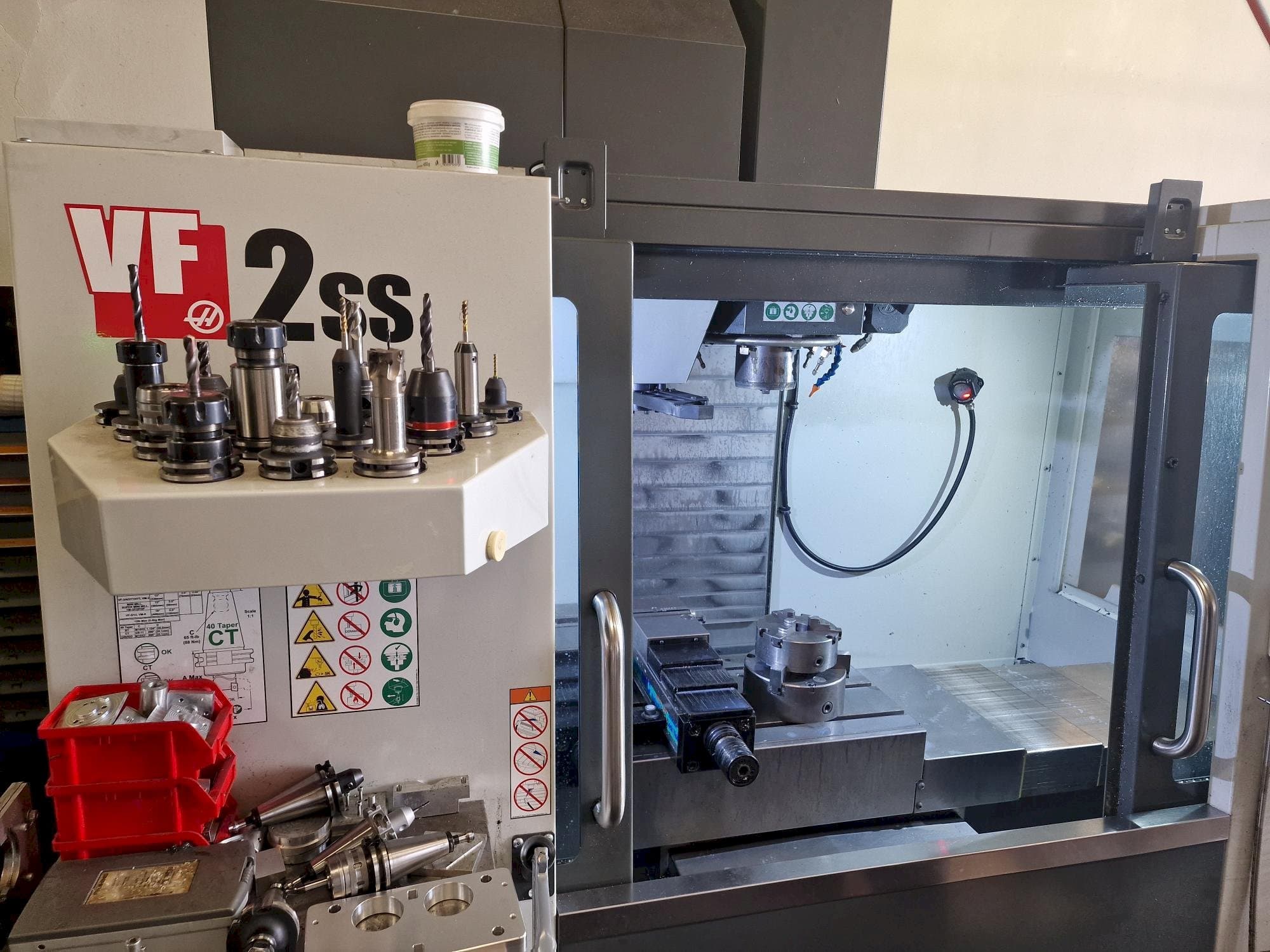 Prikaz  stroja HAAS VF-2SS  sprijeda