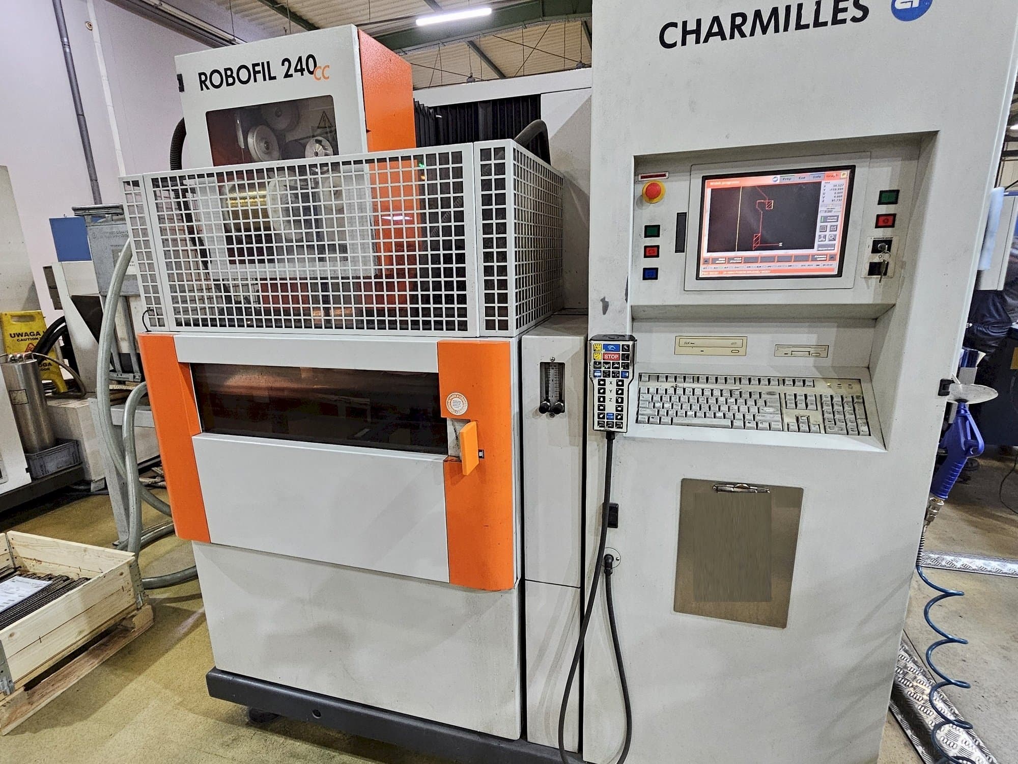 Prikaz stroja CHARMILLES ROBOFIL 240 CC sprijeda