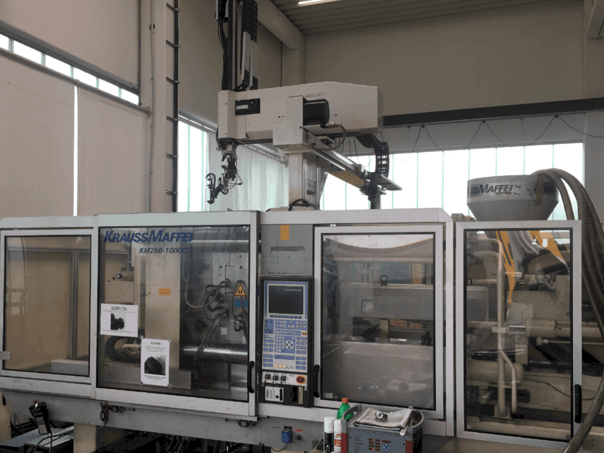 Prikaz  stroja Krauss Maffei 250-1000 C2  sprijeda