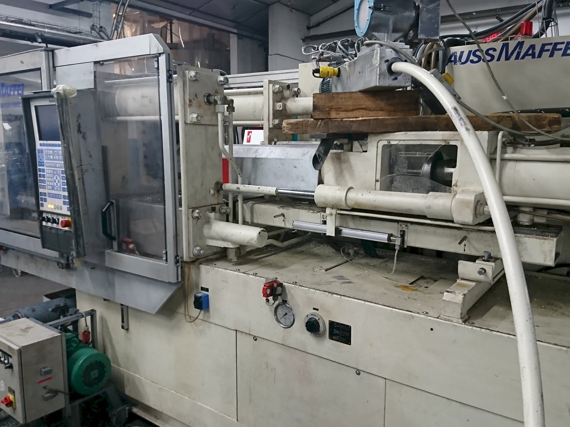 Prikaz stroja Krauss Maffei 150-700 C1 sprijeda