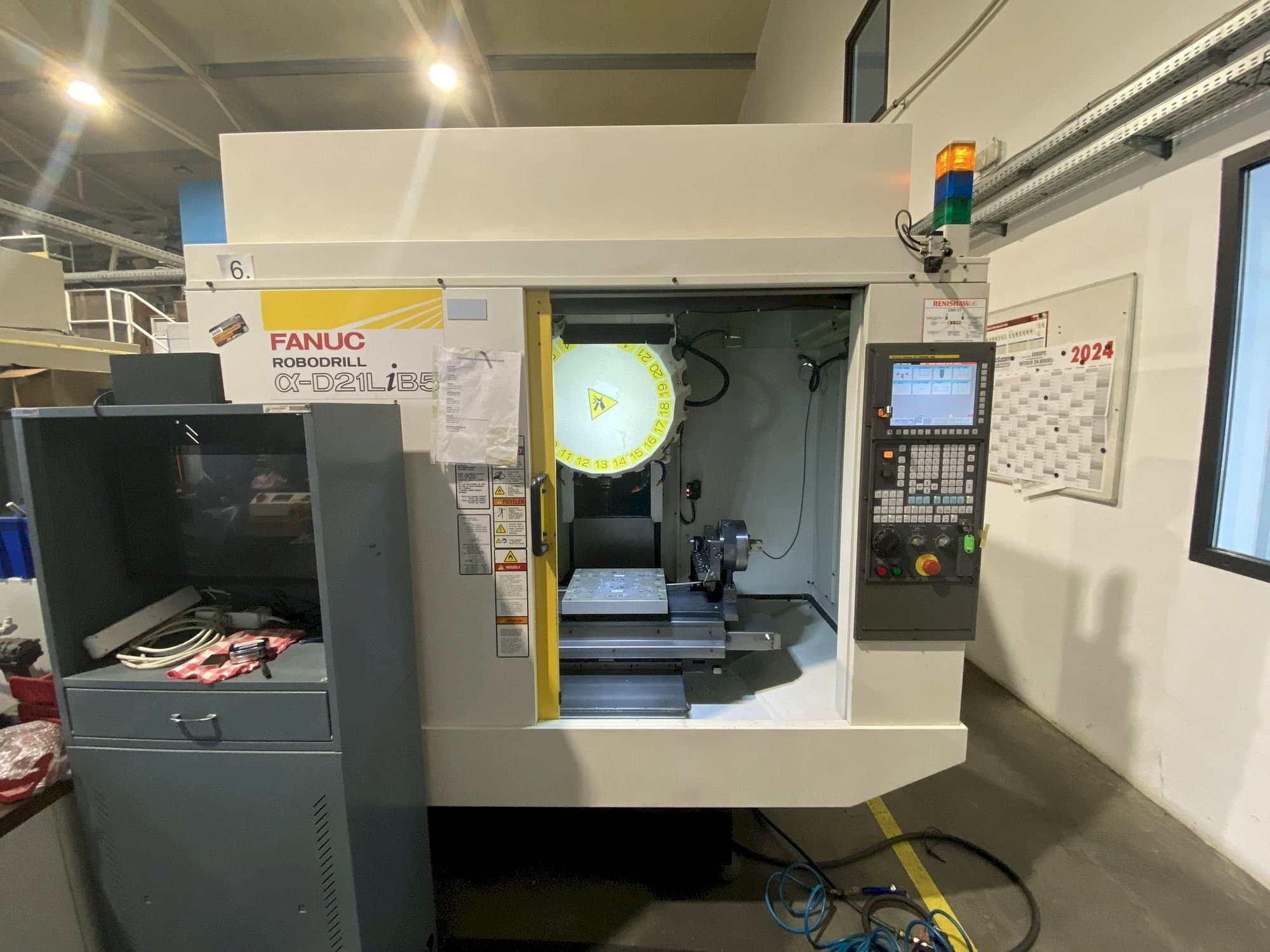 Prikaz stroja FANUC Robodrill Alpha D21LiA5 sprijeda